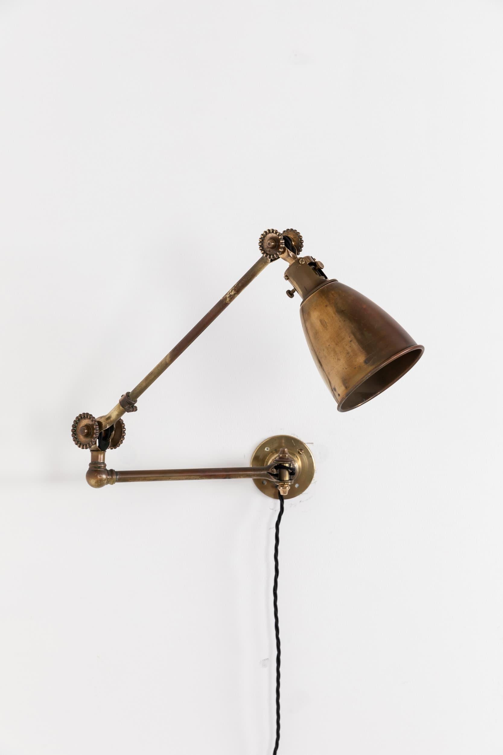 Industriel Lampe murale industrielle vintage Dugdills Machinist en laiton précoce, vers 1920 en vente