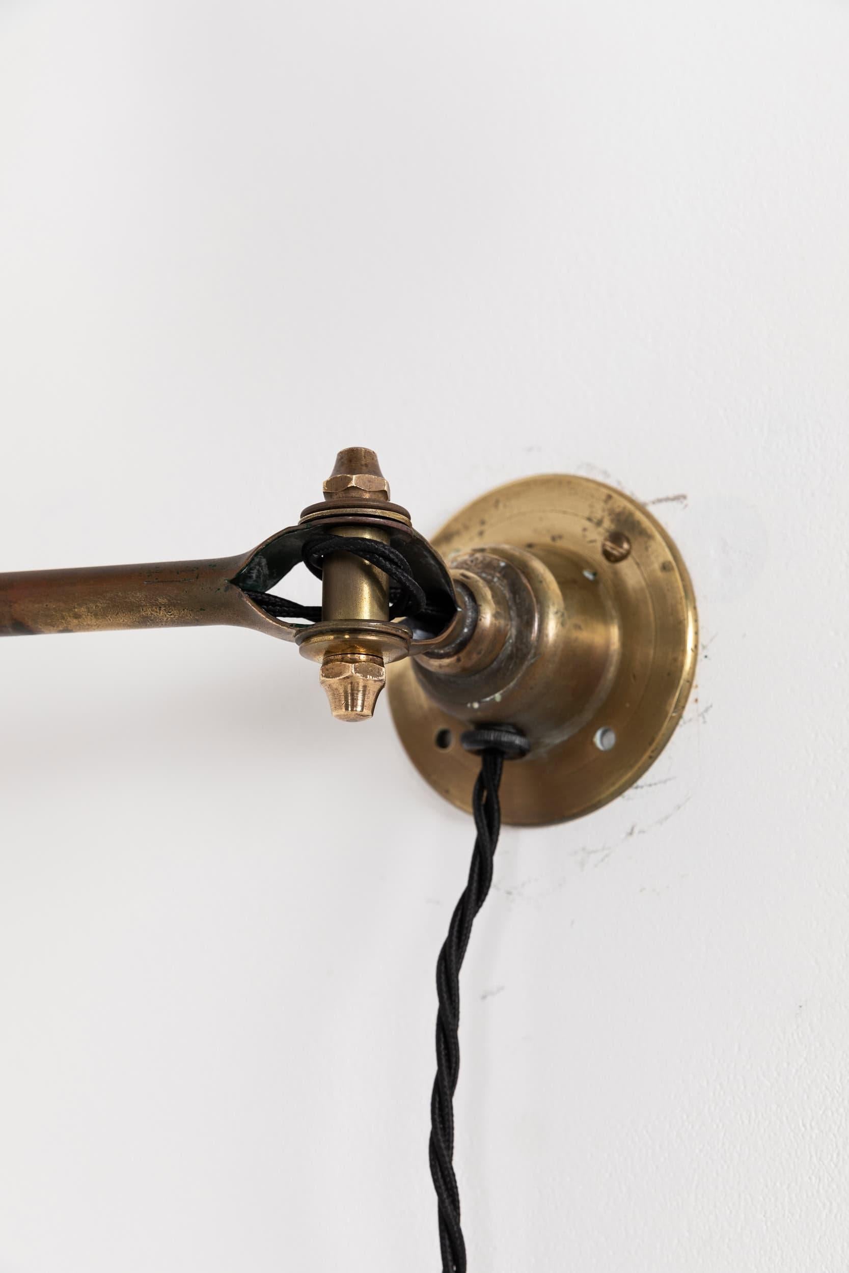 Anglais Lampe murale industrielle vintage Dugdills Machinist en laiton précoce, vers 1920 en vente