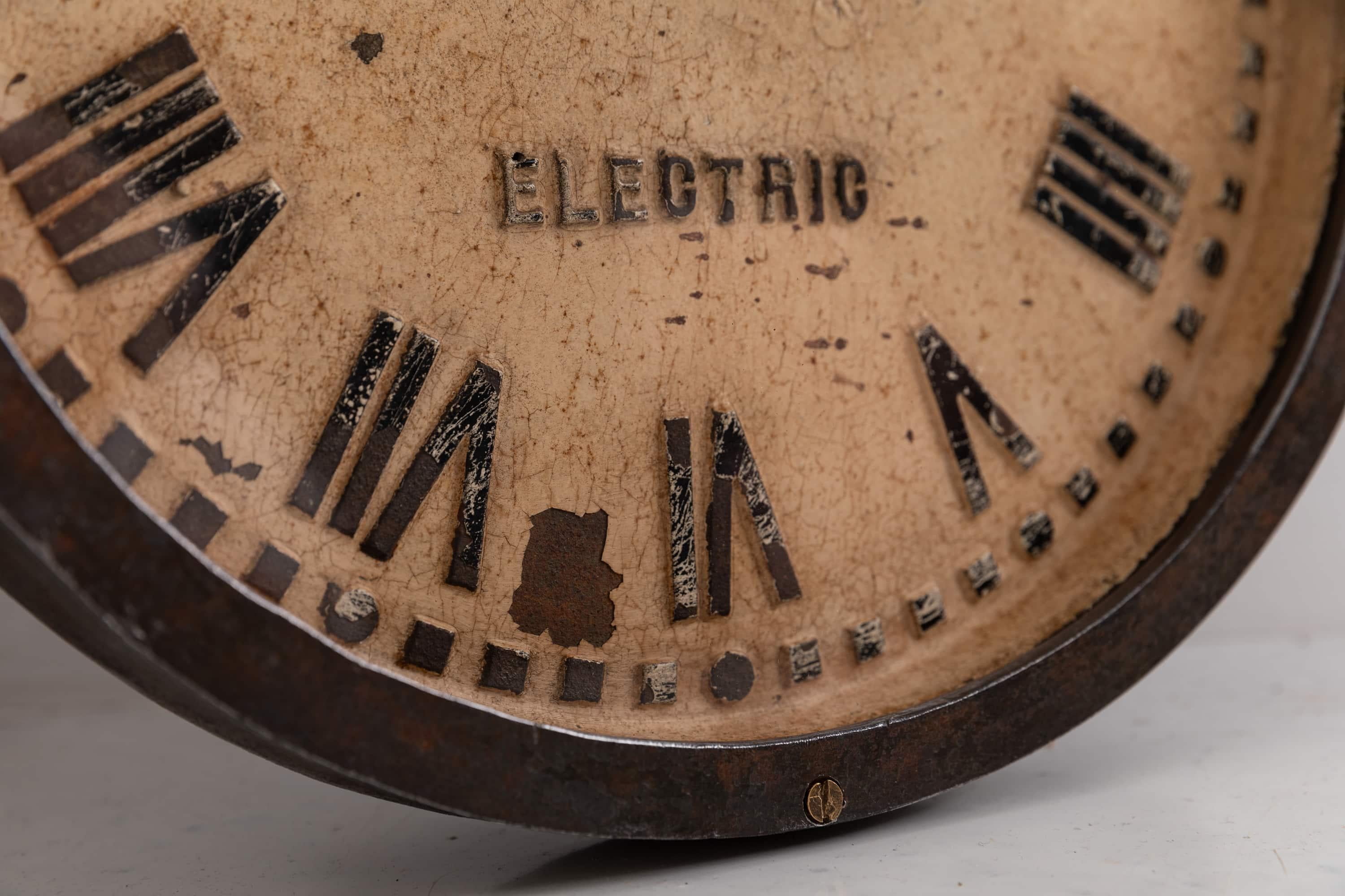 Vintage Industrial Early Cast Iron Gents of Leicester Wall Clock, c.1915 In Fair Condition In London, GB