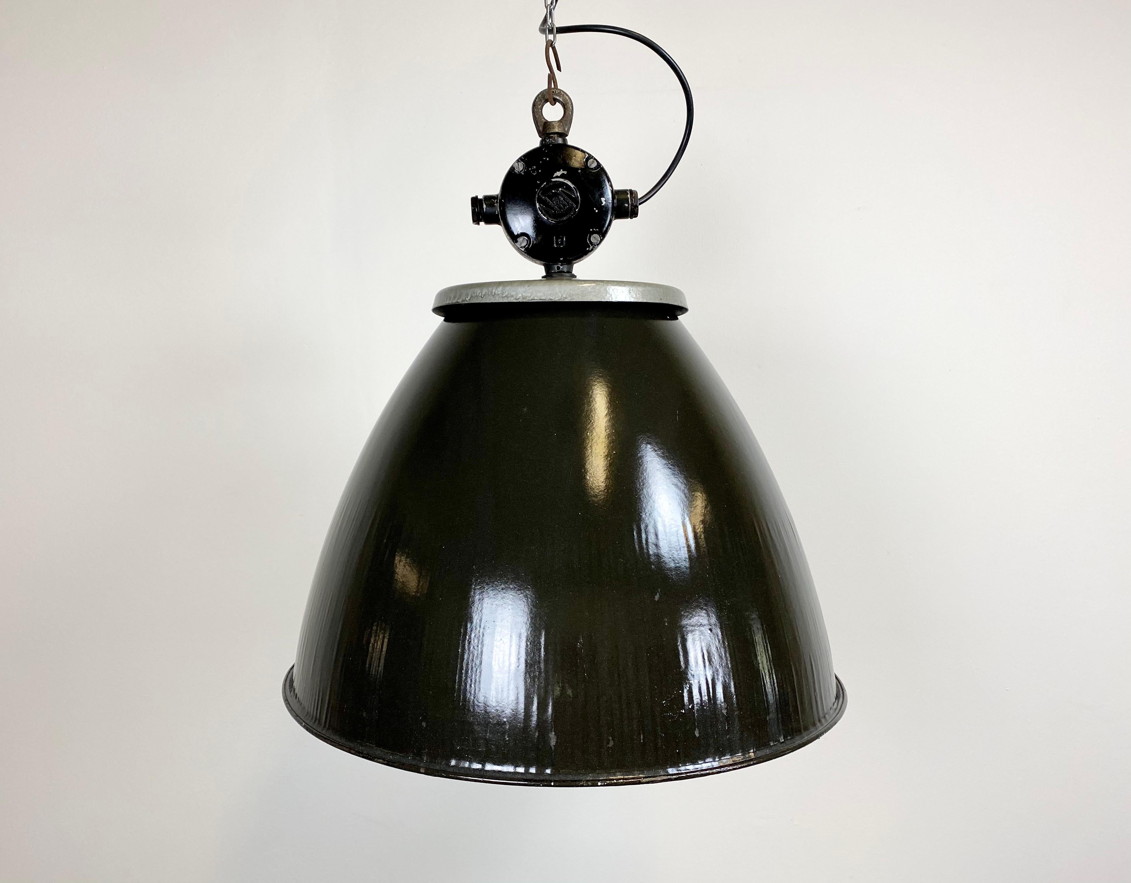 Industrial enamel hanging lamp made by Elektrosvit in former Czechoslovakia during the 1960s. It features a cast aluminium top, a black enamel shade with white interior. New porcelain socket requires E 27/ E 26 light bulbs. New wire. The lamp weighs