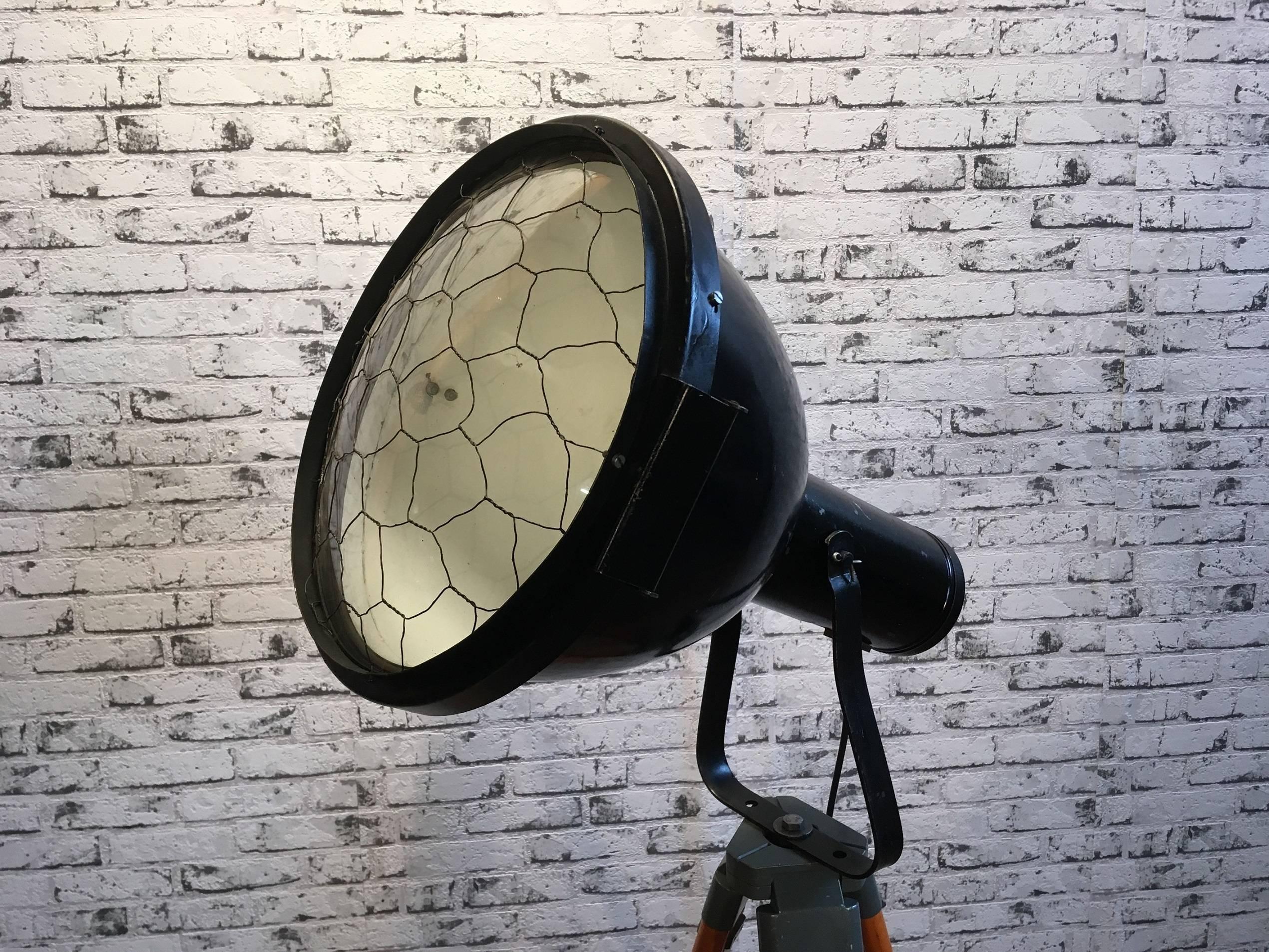 Lampe réflectrice à trois pieds industrielle vintage émaillée, années 1950 Bon état - En vente à Kojetice, CZ