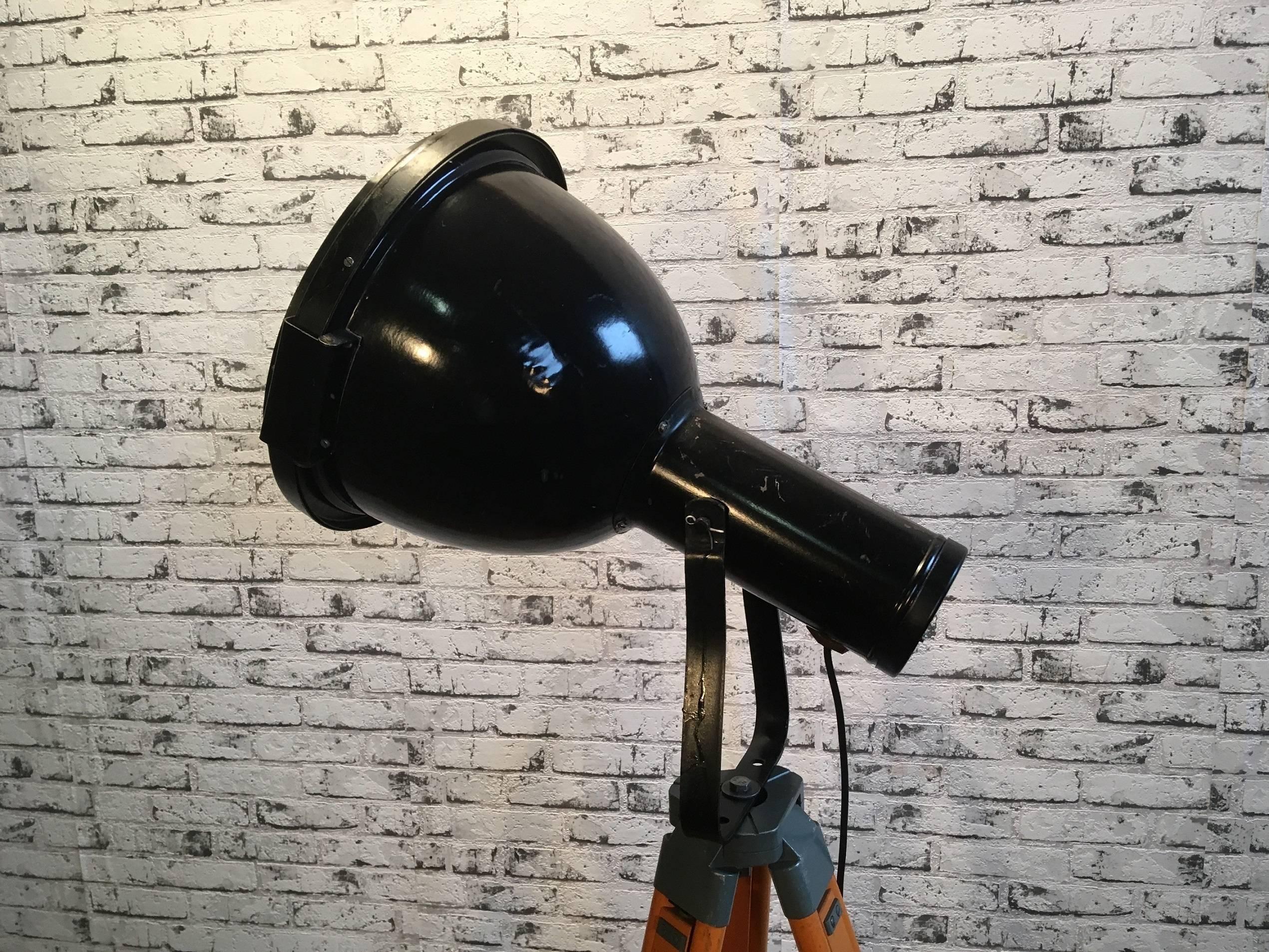 Vintage Industrial Enameled Tripod Reflector Lamp, 1950s In Good Condition For Sale In Kojetice, CZ