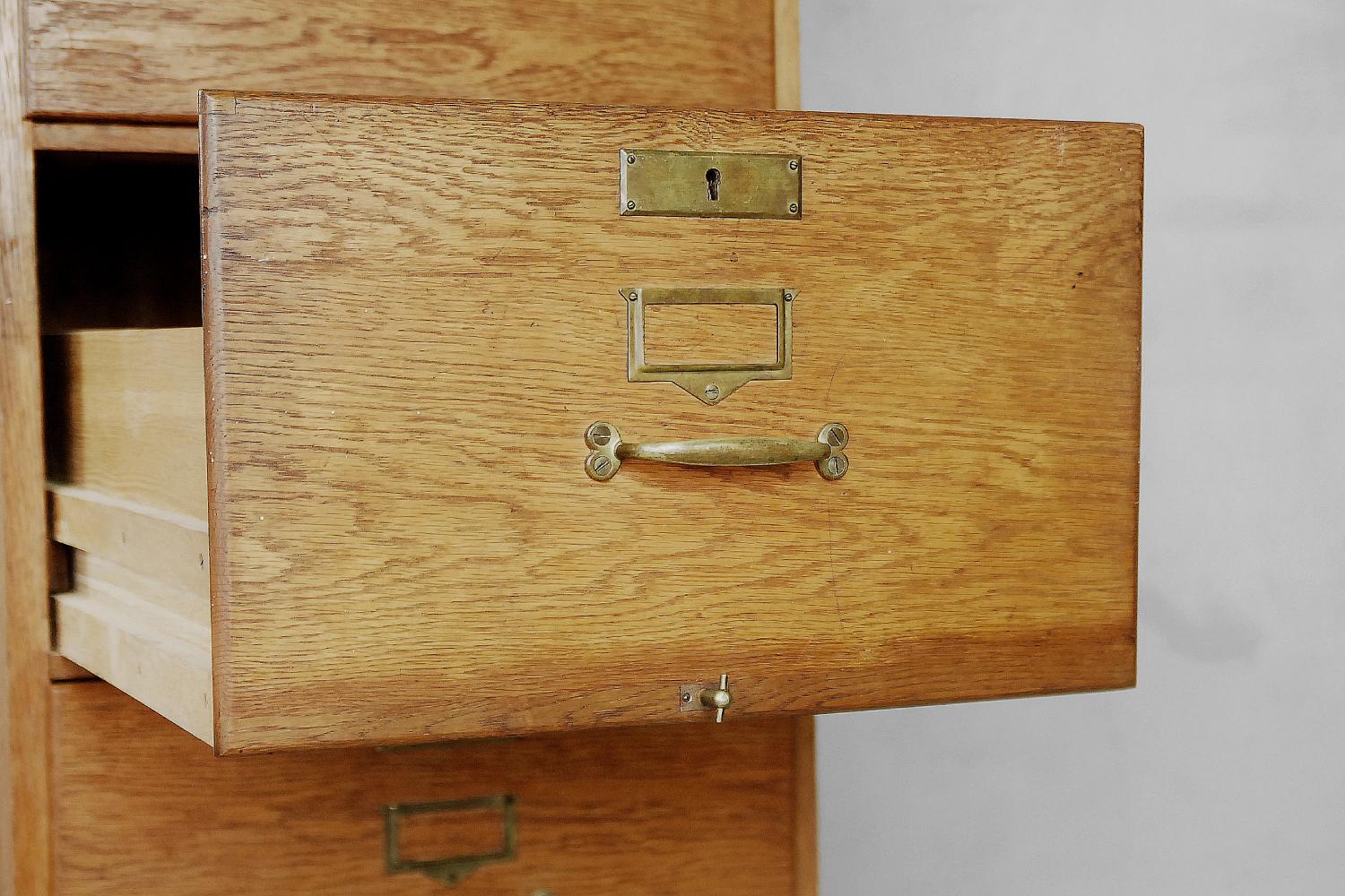 Vieille armoire industrielle anglaise en chêne avec tiroirs, années 1920 en vente 5