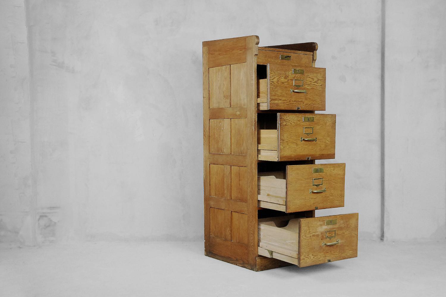 Vintage Industrial English Oak Filing Cabinet with Drawers, 1920s In Good Condition For Sale In Warszawa, Mazowieckie