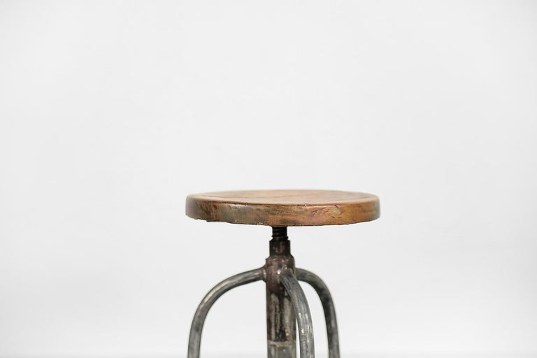 Vintage Industrial Factory Adjustable Swivel Metal & Wood Stool, 1950s In Good Condition For Sale In Warszawa, Mazowieckie