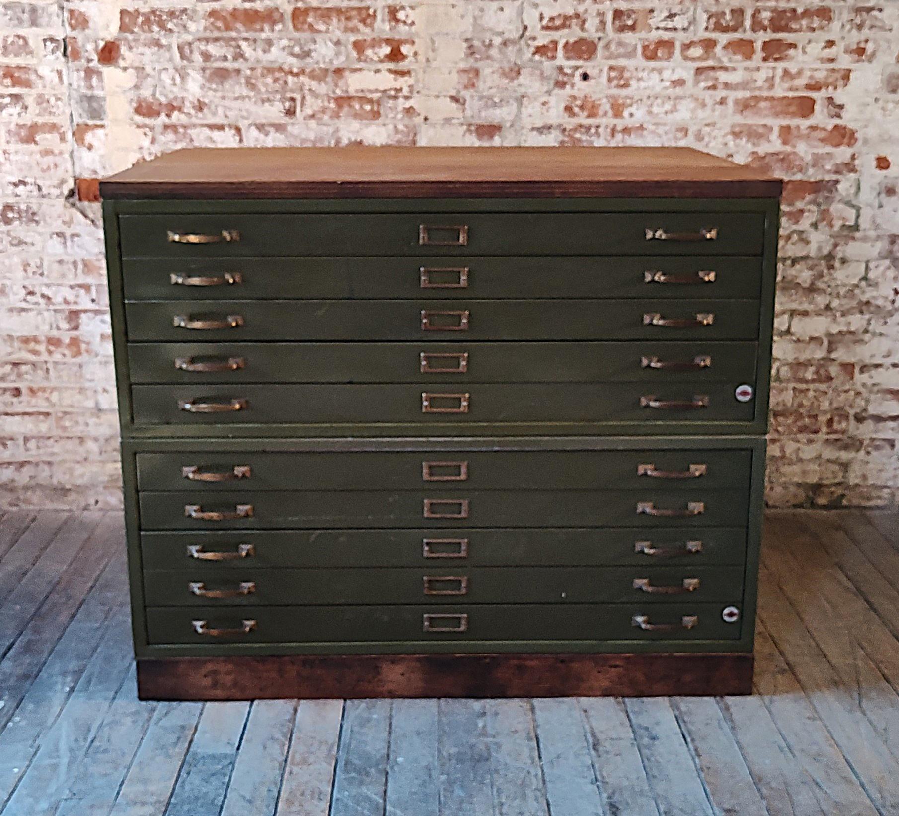 Holz & Metall Blaupausenschrank / Aktenschrank mit Messinggriffen

Gesamtabmessungen: 35