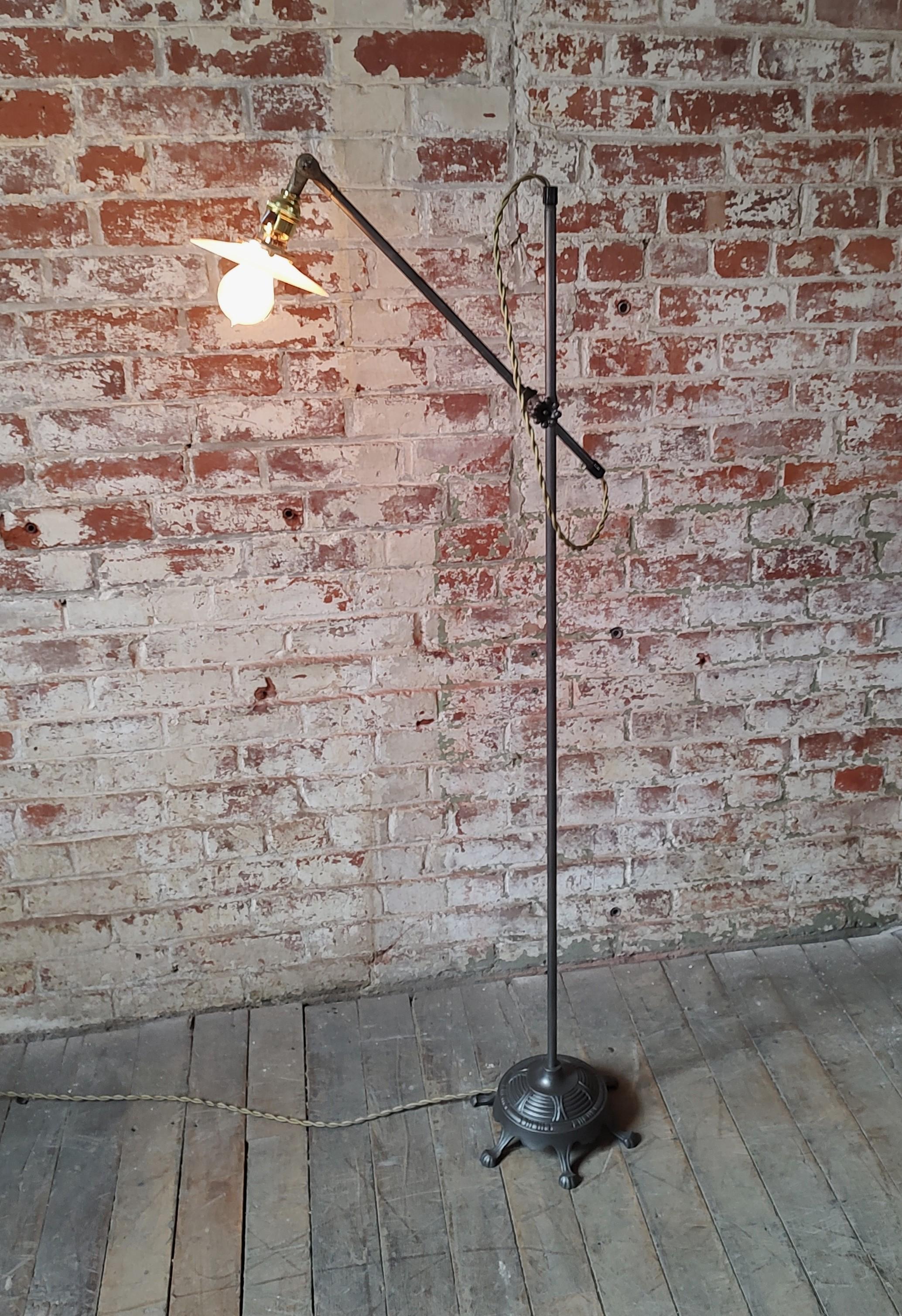 Vintage Industrial Stehlampe (Gegossen) im Angebot