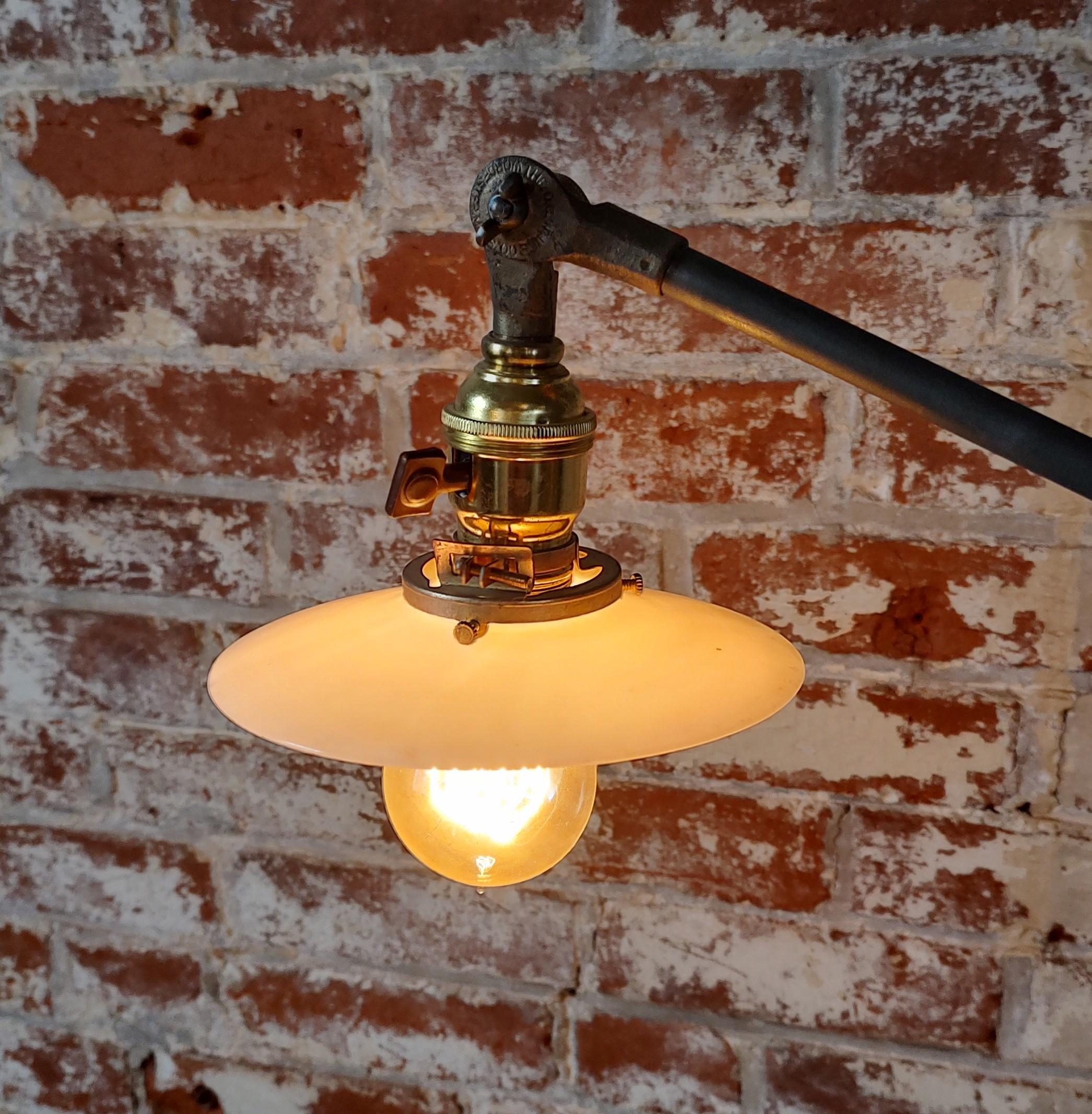 Vintage Industrial Stehlampe im Zustand „Gut“ im Angebot in Oakville, CT