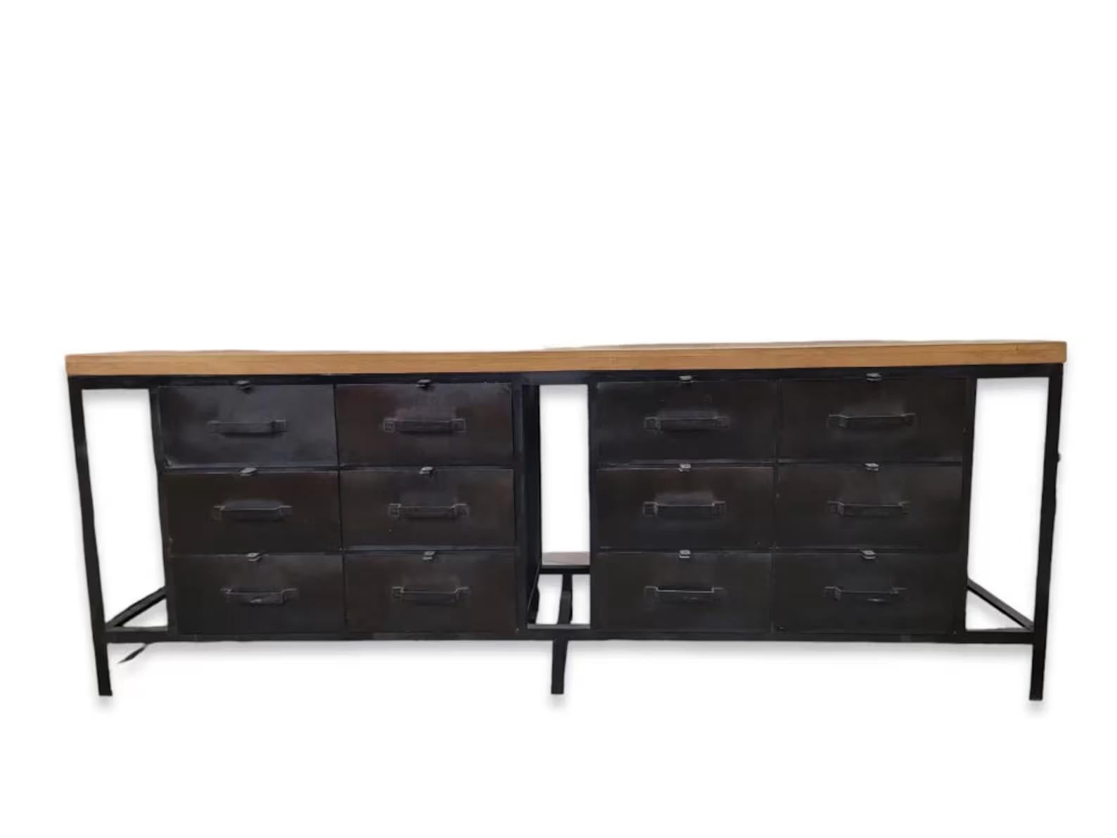 Credenza industriale vintage in metallo forgiato con piano in legno di mango a 12 cassetti in metallo. Credenza industriale vintage in metallo forgiato nero con piano in legno di mango e 12 cassetti in metallo.

