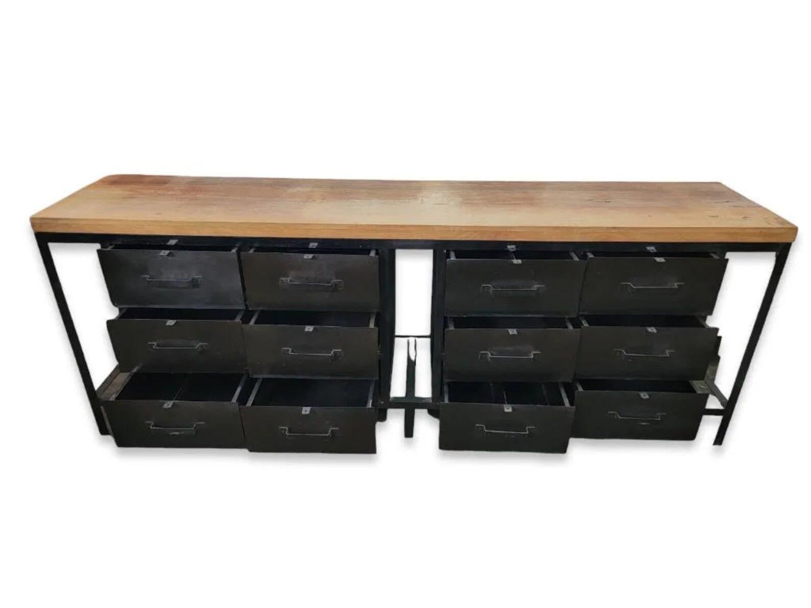 Organico moderno Credenza industriale d'epoca in metallo forgiato con piano in legno di mango in vendita