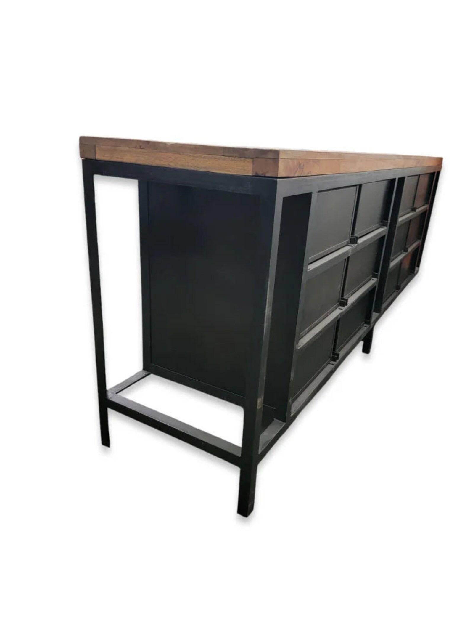Sconosciuto Credenza industriale d'epoca in metallo forgiato con piano in legno di mango in vendita