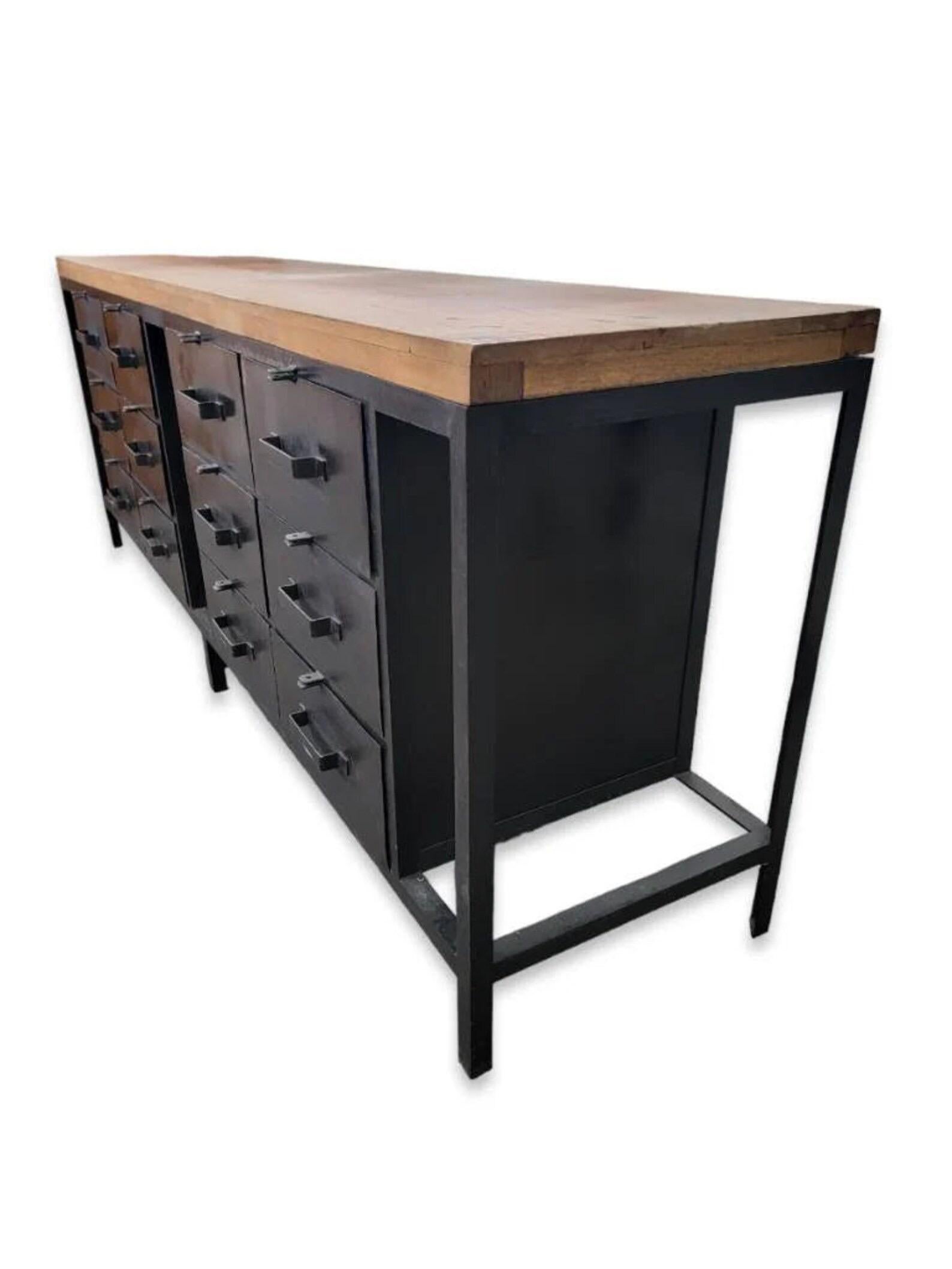 Credenza industriale d'epoca in metallo forgiato con piano in legno di mango In condizioni buone in vendita a Chicago, IL