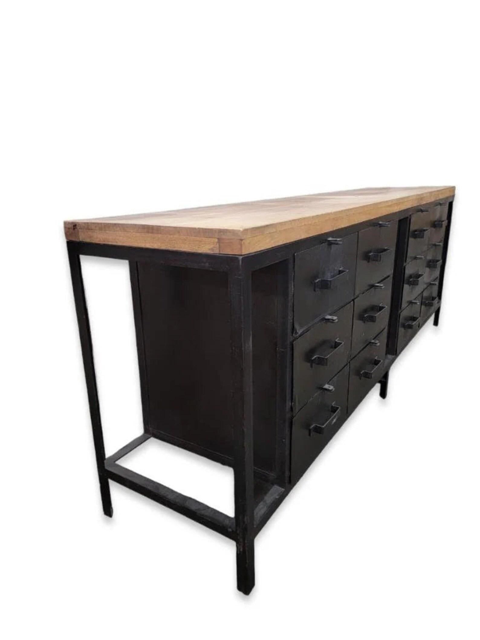 XX secolo Credenza industriale d'epoca in metallo forgiato con piano in legno di mango in vendita