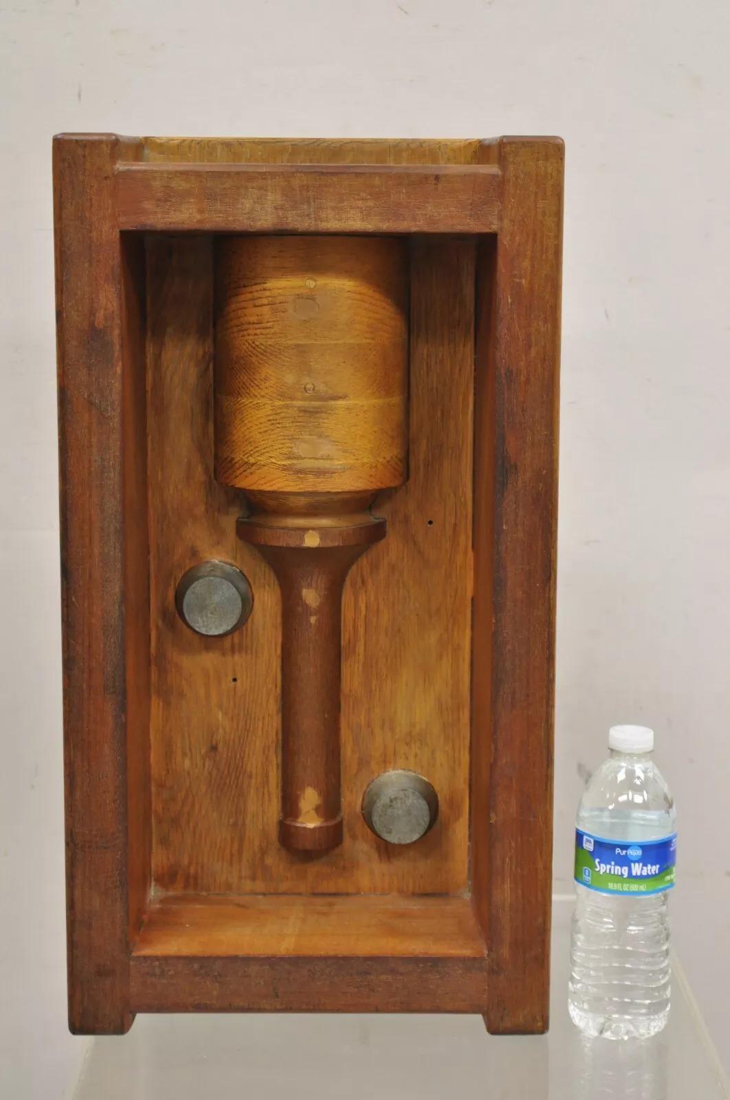 Stampo di legno per fonderia industriale vintage di recupero architettonico di Valcor Engine Corp (stampo singolo), circa 20 libbre. È ottimo da usare come oggetto decorativo unico o da convertire come base per una lampada vintage 