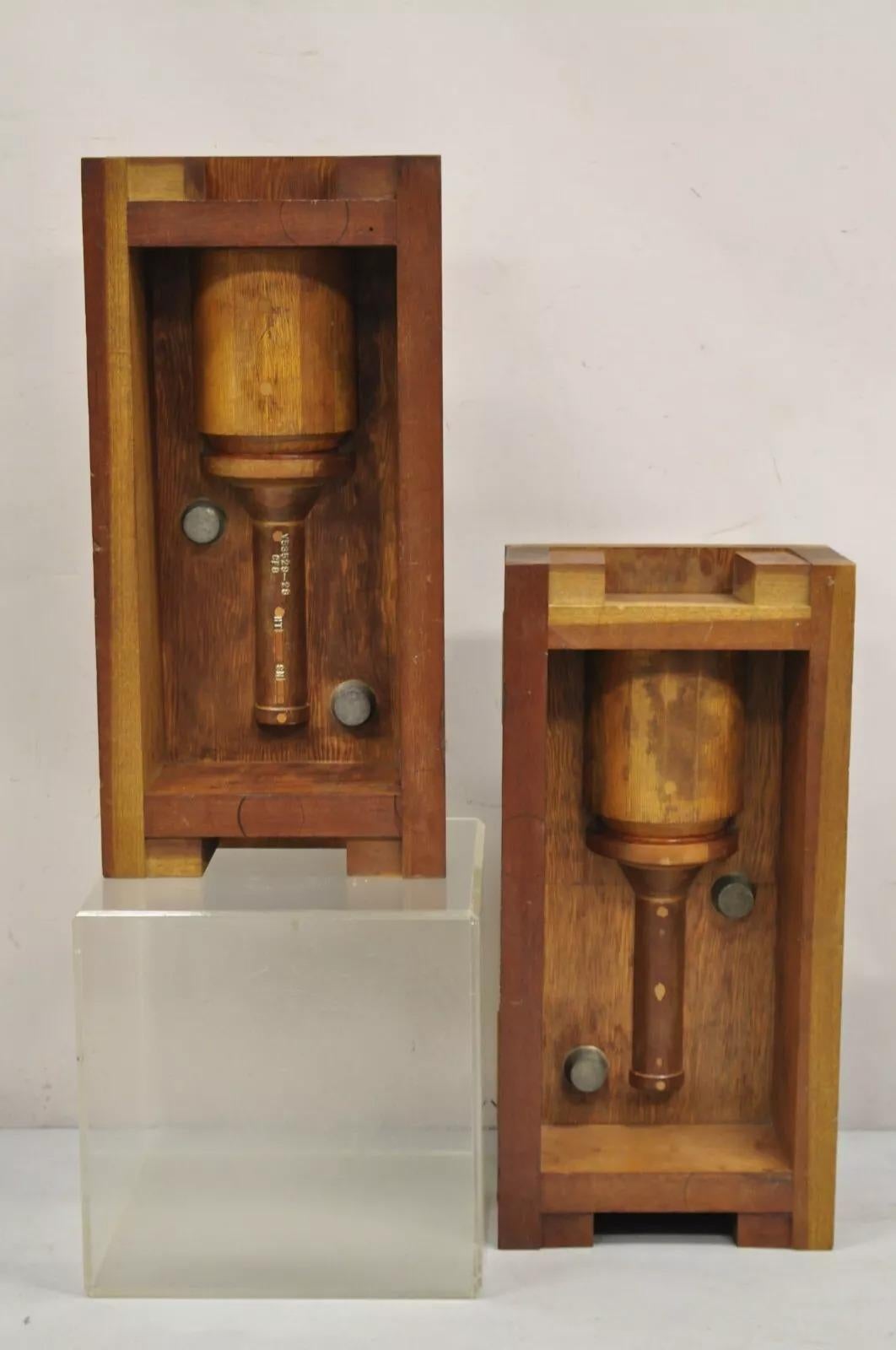 Fonderia industriale d'epoca Stampo a blocchi di legno di recupero architettonico di Valcor Engine Corp - una coppia. Circa 30 libbre ciascuno. Sono perfetti da utilizzare come oggetti decorativi unici o da convertire in basi per lampade vintage