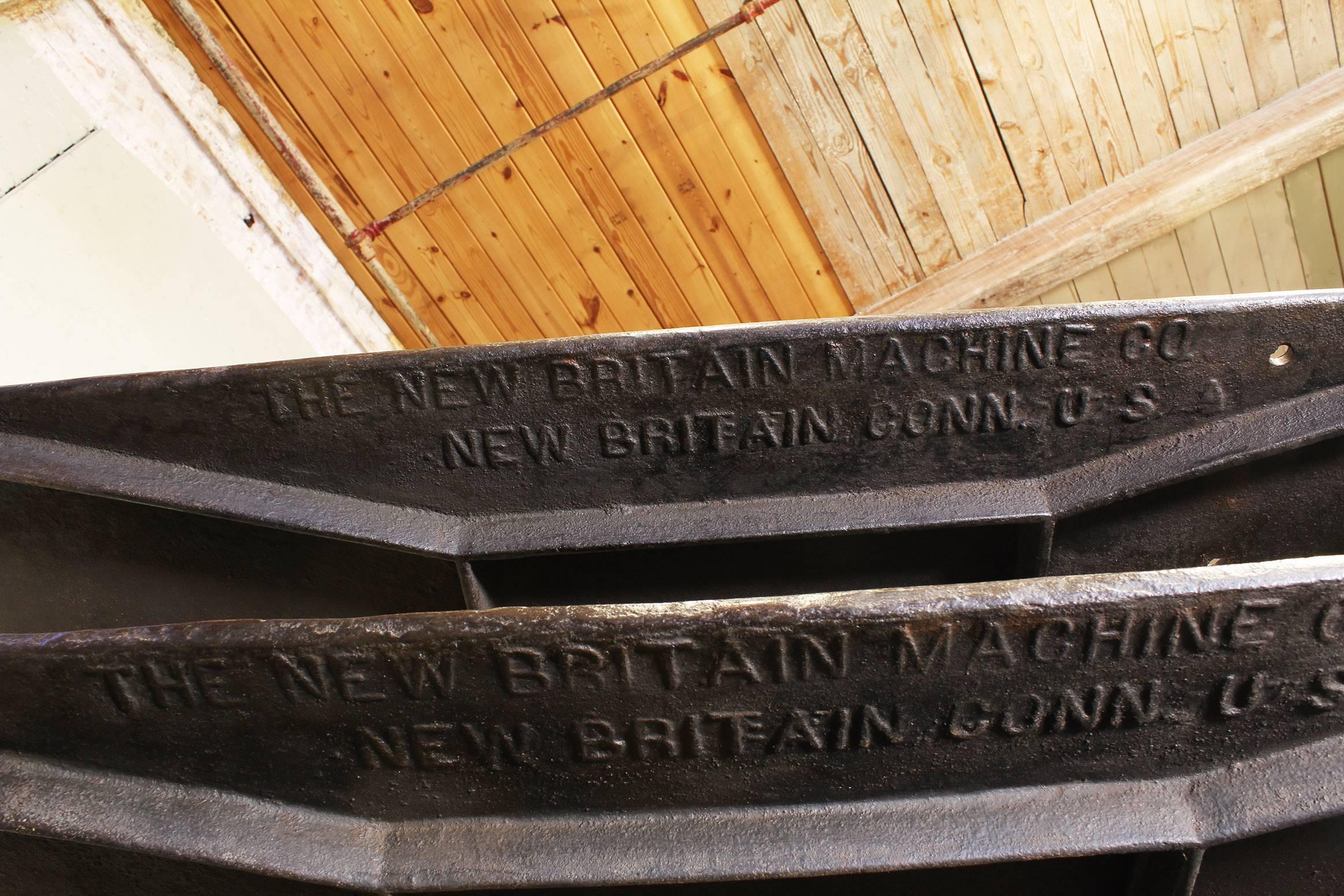 Vintage Industrial Vier Tier Gusseisen Tabelle Fabrik Regal Speichereinheit (amerikanisch)