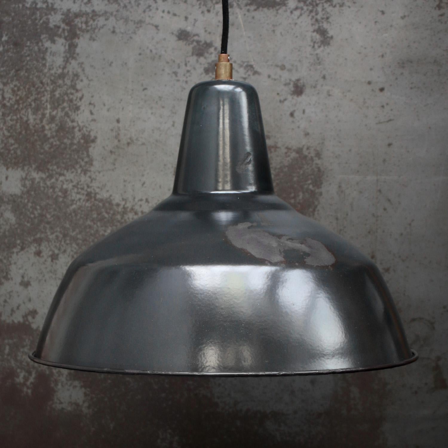 Lampada pedante industriale francese
smalto nero interno bianco

Peso: 2,00 kg / 4,4 lb

Prezzo per singolo articolo. Tutte le lampade sono state rese idonee dagli standard internazionali per le lampadine a incandescenza, a risparmio energetico e a