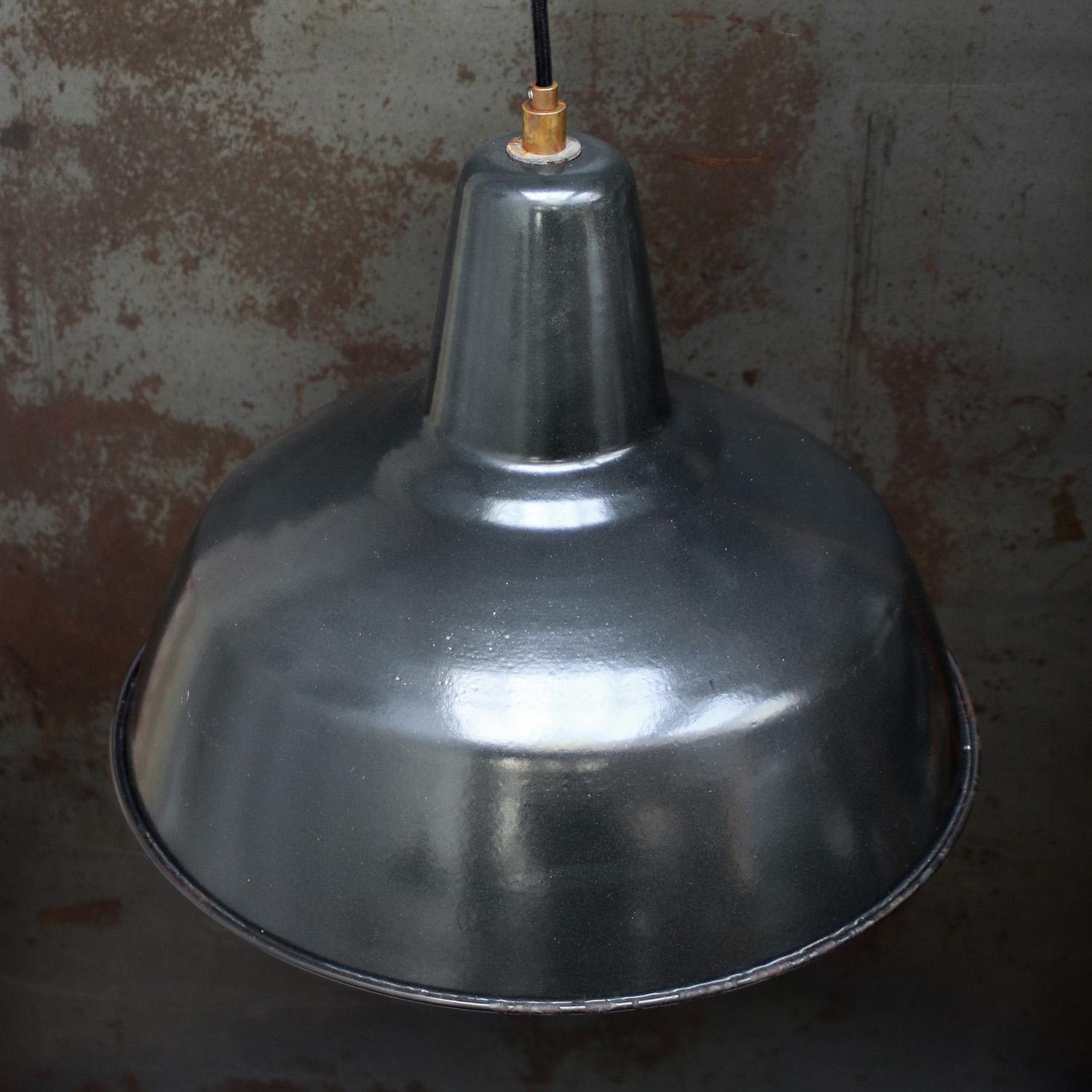 Industriale Lampade a sospensione industriali francesi d'epoca con smalto nero in vendita