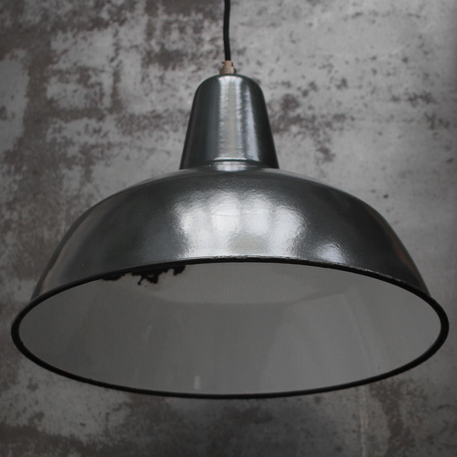 Francese Lampade a sospensione industriali francesi d'epoca con smalto nero in vendita