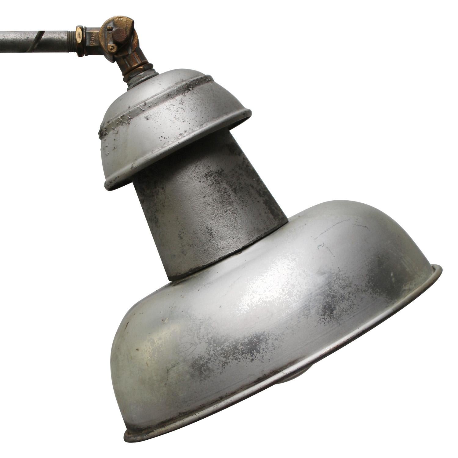 Farola francesa vintage de aluminio fundido de PGF, Francia
Fundición de aluminio, pantalla de aluminio

Tamaño del soporte mural 320 × 165 mm

Tamaño apertura pantalla 350 × 240 mm

1x E27 / E26

Se envía por piezas, fácil de montar

Peso: 4,40 kg
