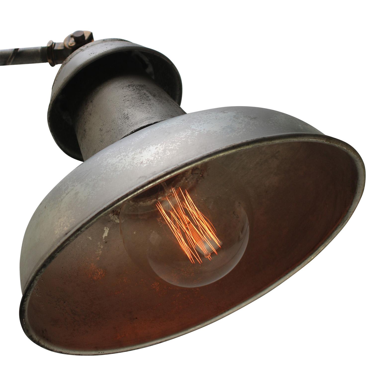 Farola vintage industrial francesa de metal fundido y latón de PGF Industrial en venta