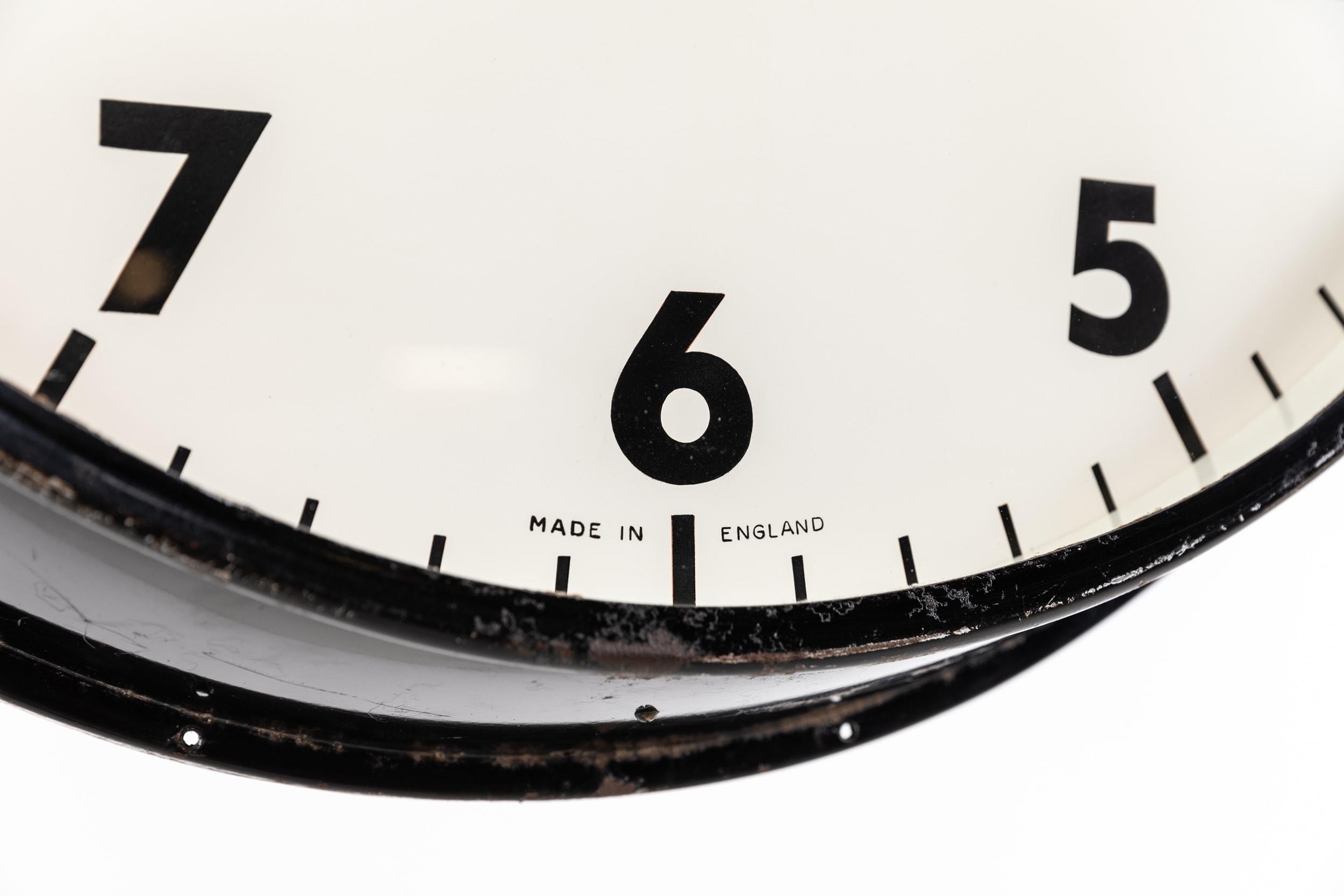 

Exceptionnel exemple d'horloge industrielle de 24