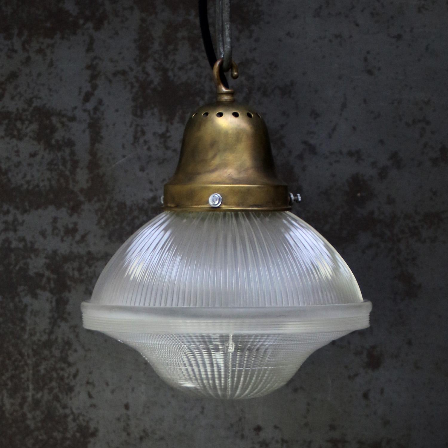Vintage Industrial Glas Messing Pendelleuchten von Holophane USA (amerikanisch) im Angebot