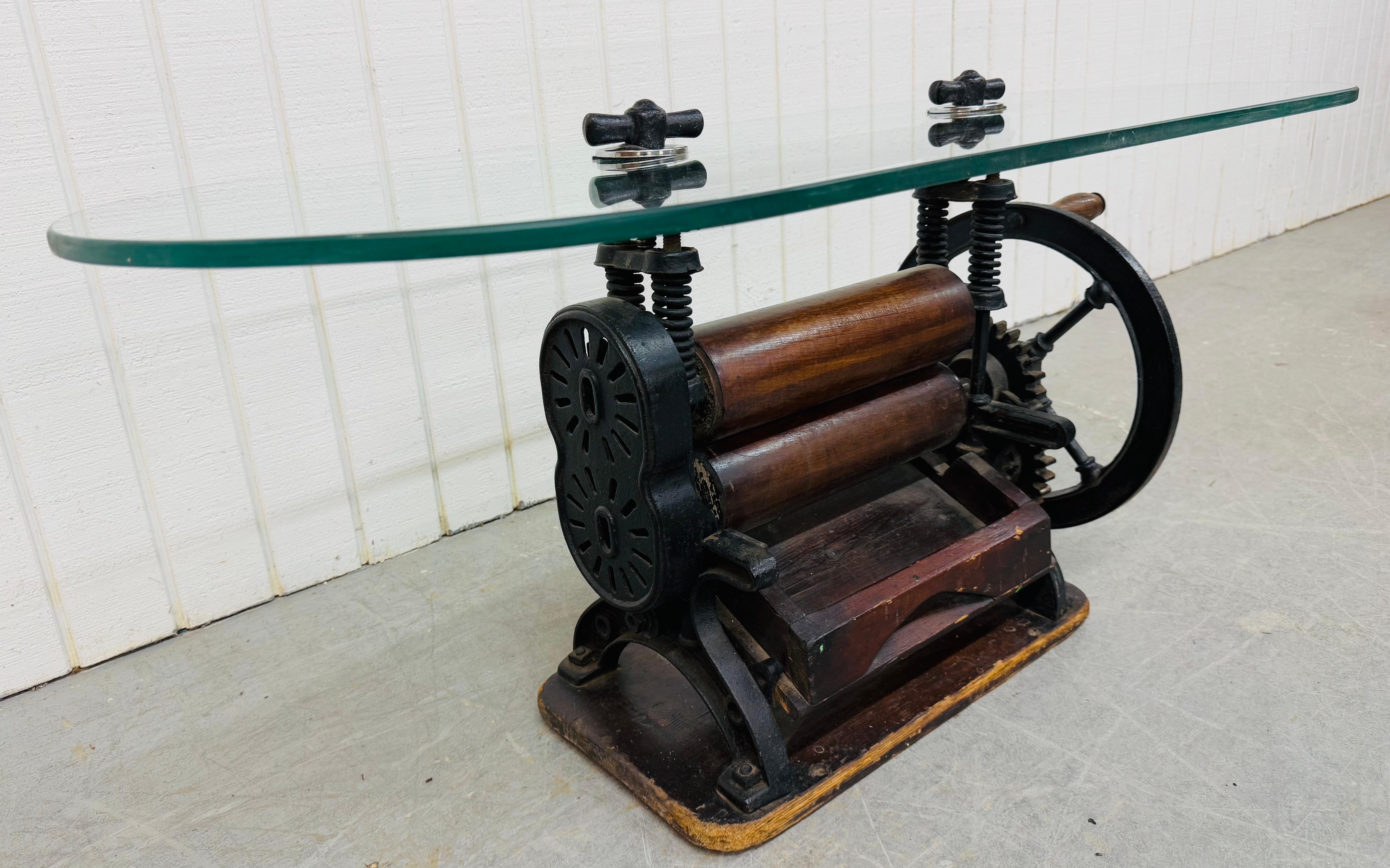 Questo annuncio si riferisce a un tavolino da caffè industriale vintage con piano in vetro. Il piano è in vetro ovale e la base è in stile industriale antico. Si tratta di una combinazione eccezionale di qualità e design!