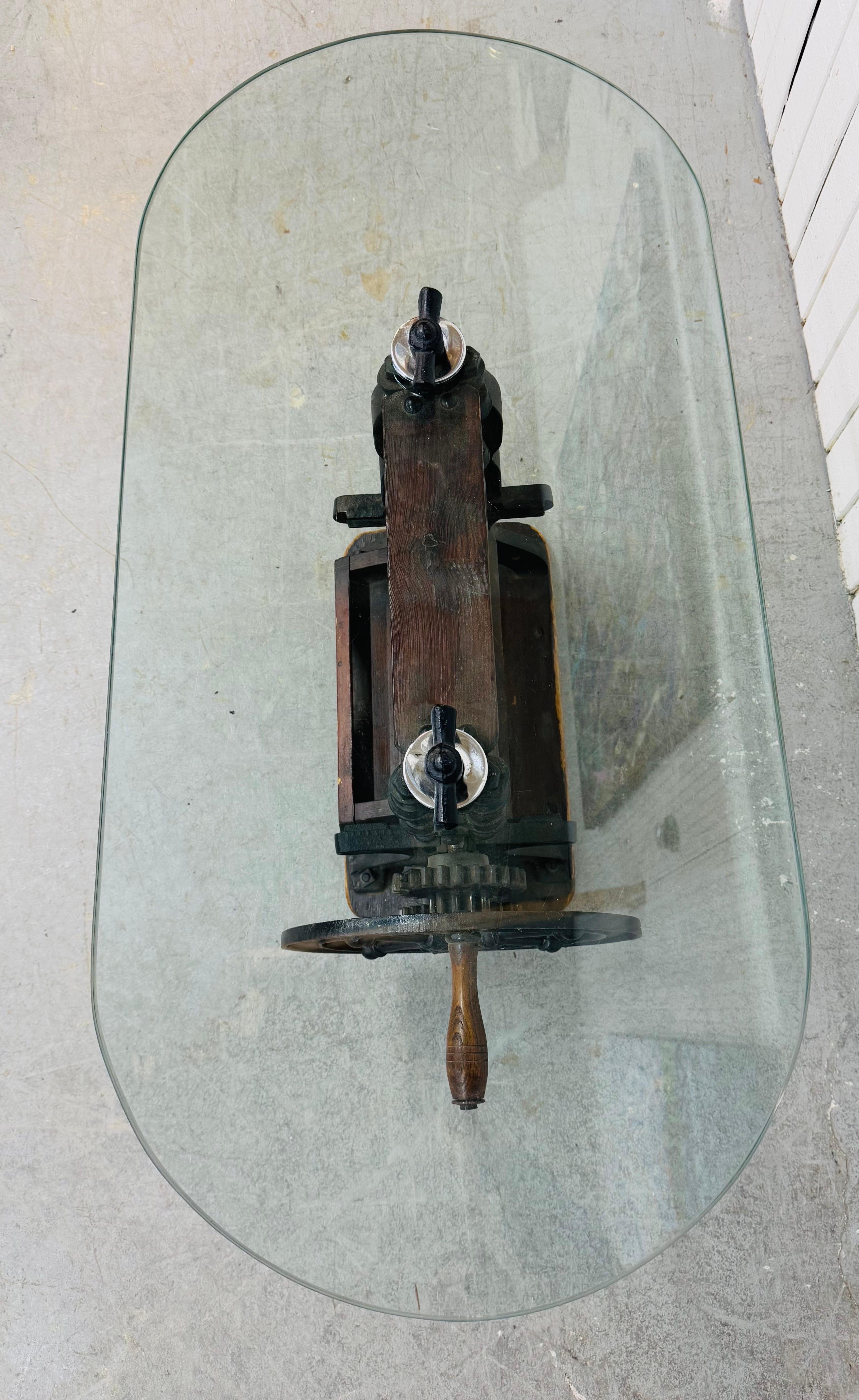 Tavolino industriale vintage con piano in vetro In condizioni buone a Clarksboro, NJ