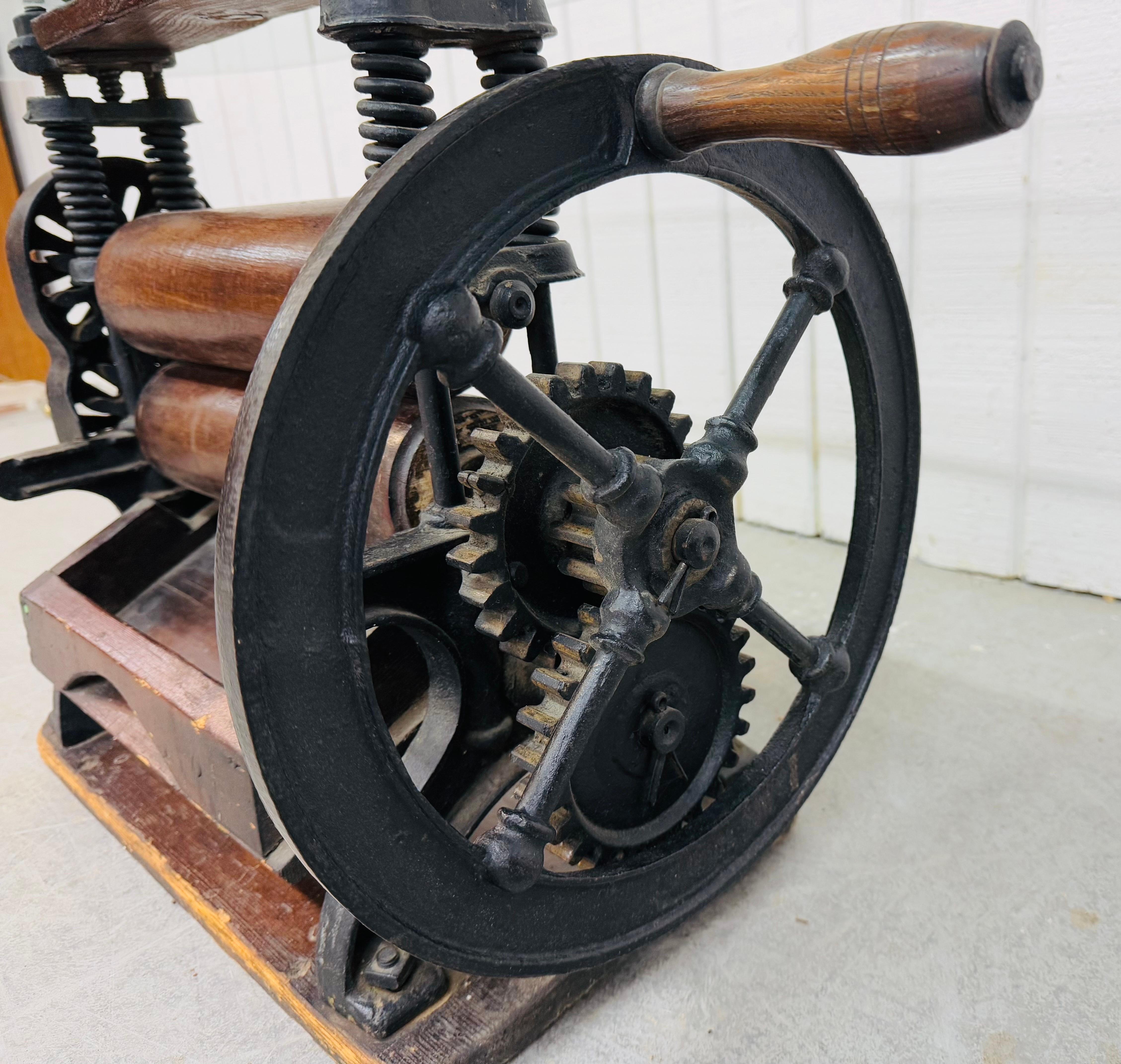 XX secolo Tavolino industriale vintage con piano in vetro