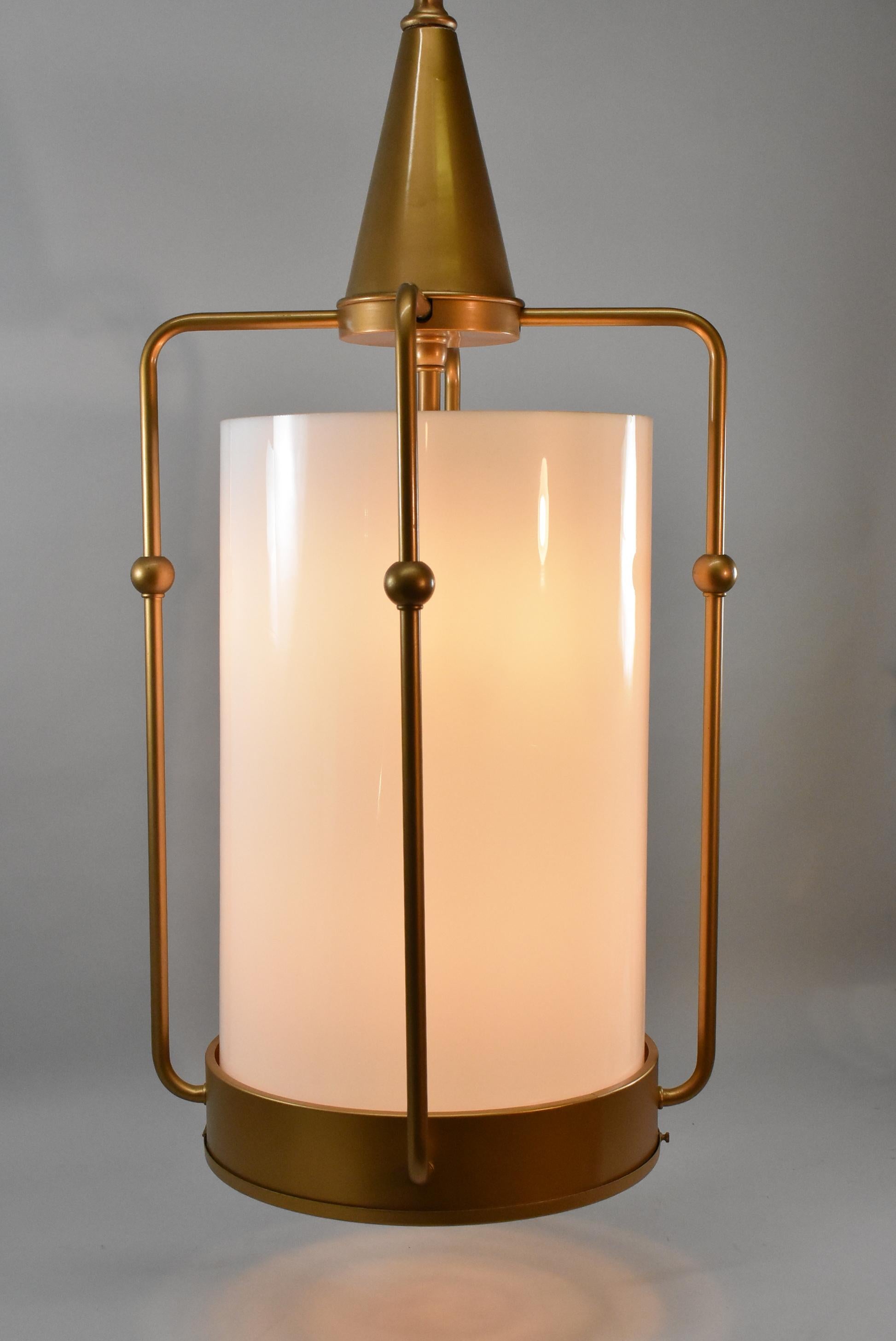 Industrielle Vintage-Hängelampe/Kronleuchter in Gold mit säulenförmigem Weißglas-Zylinder (Art déco) im Angebot