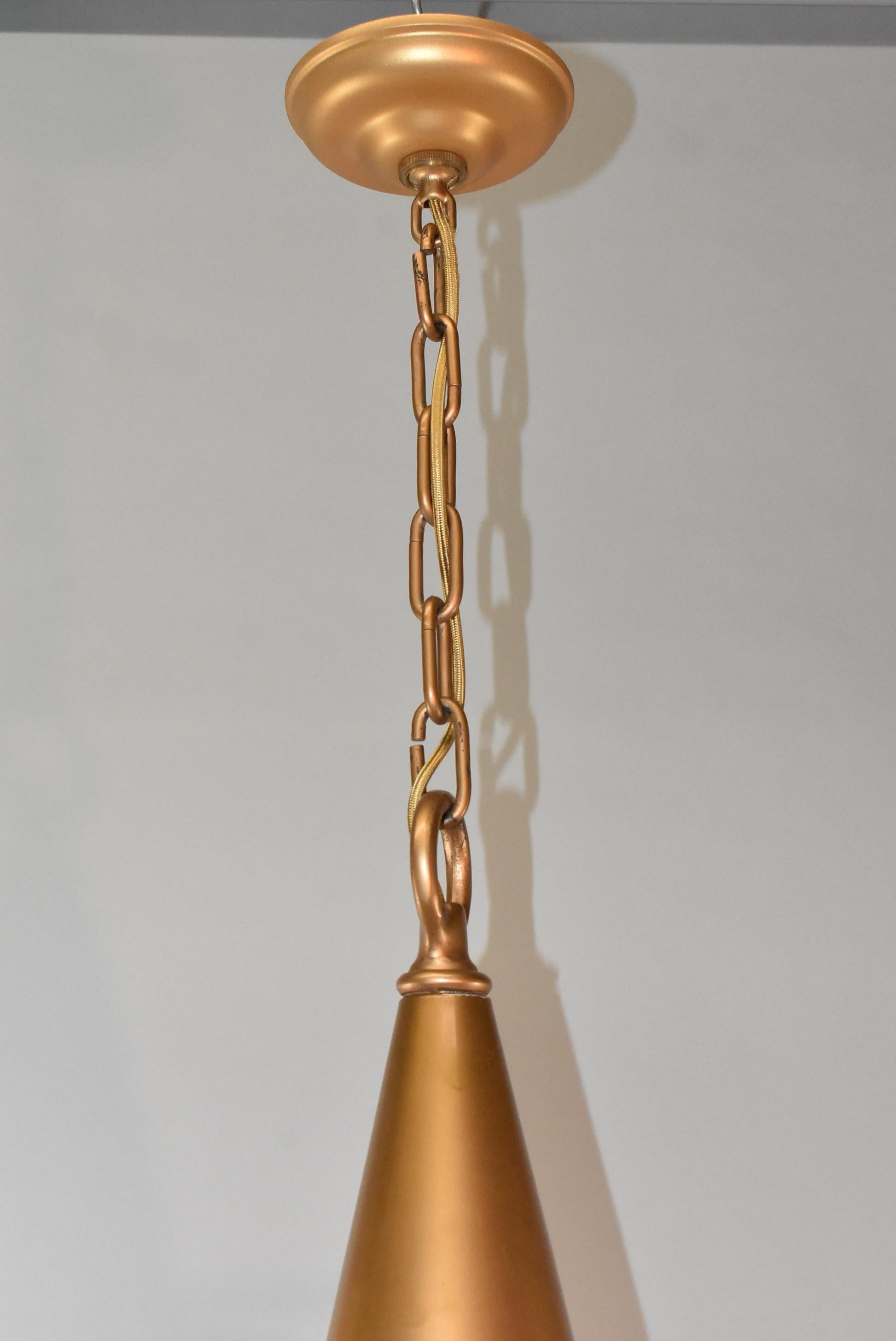 Industrielle Vintage-Hängelampe/Kronleuchter in Gold mit säulenförmigem Weißglas-Zylinder (Unbekannt) im Angebot