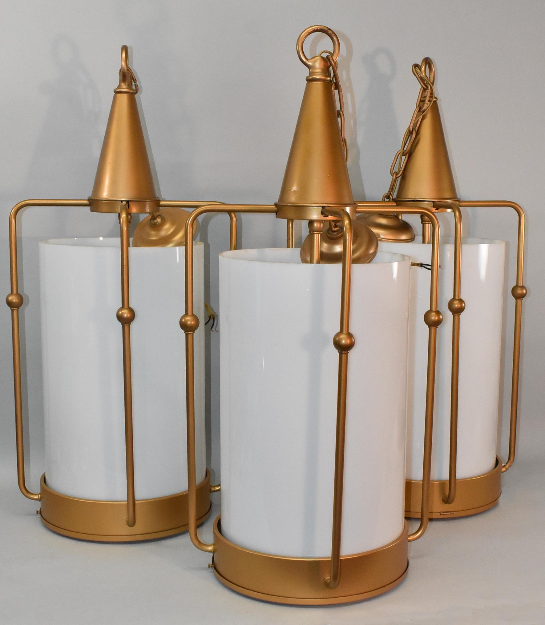 Industrielle Vintage-Hängelampe/Kronleuchter in Gold mit säulenförmigem Weißglas-Zylinder (Glas) im Angebot
