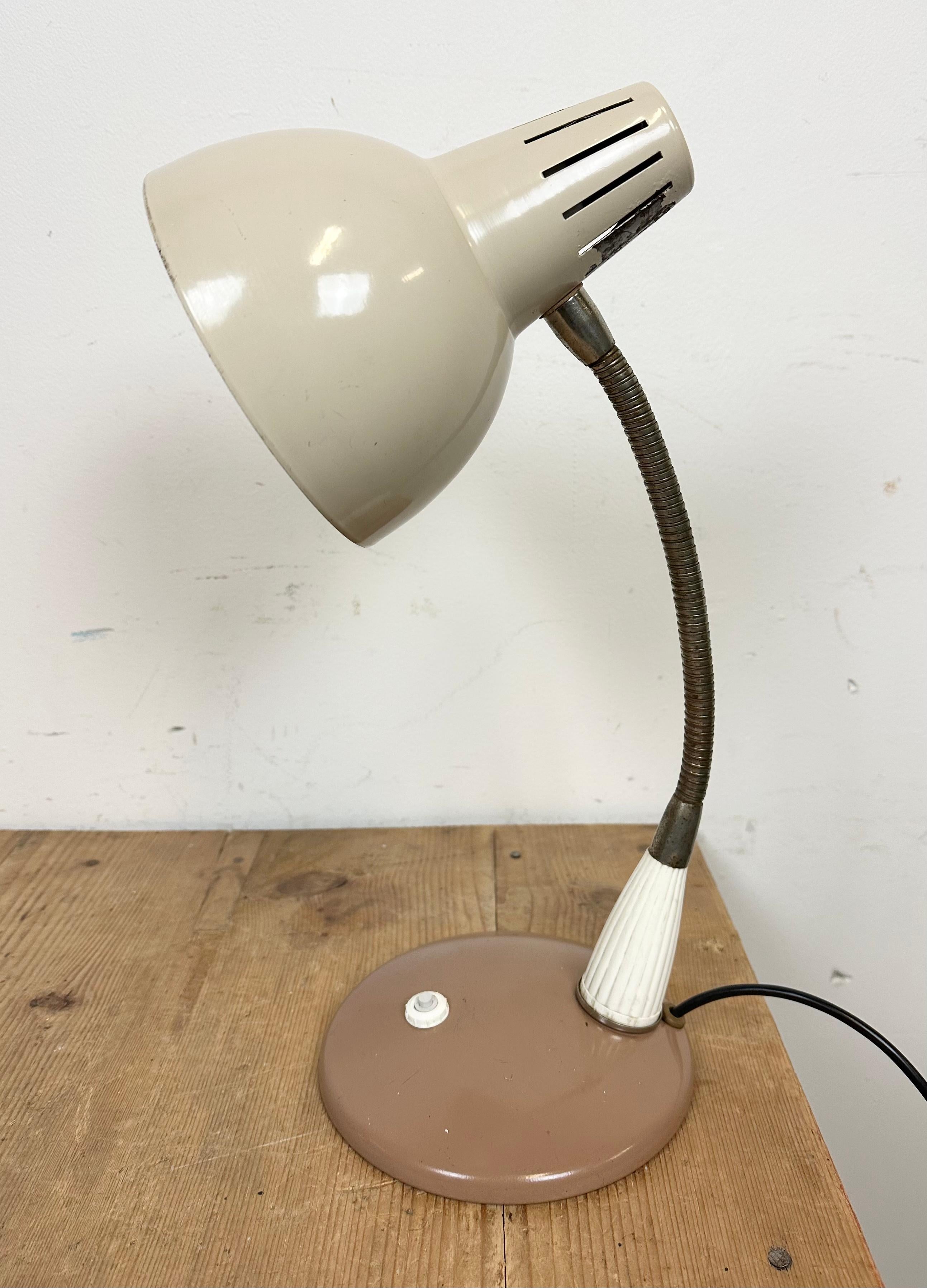 Lámpara de mesa de taller industrial fabricada en Polonia en la década de 1960. Tiene una base y una pantalla de metal y un cuello de cisne cromado. El casquillo de porcelana requiere bombillas E27/E26.
El diámetro de la pantalla es de 15 cm.