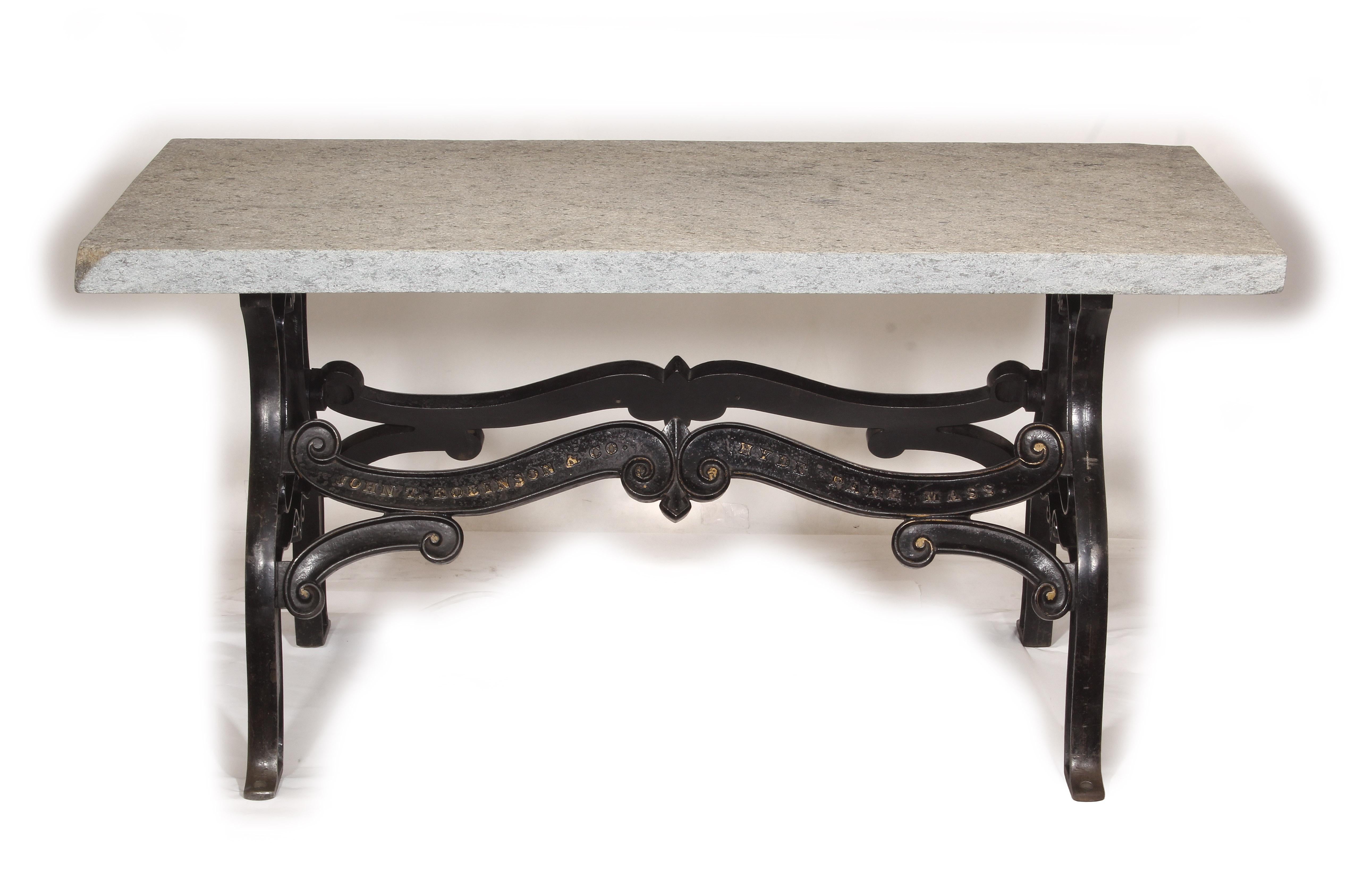 Industrieller Vintage-Tisch aus Granit und Gusseisen (Gegossen) im Angebot