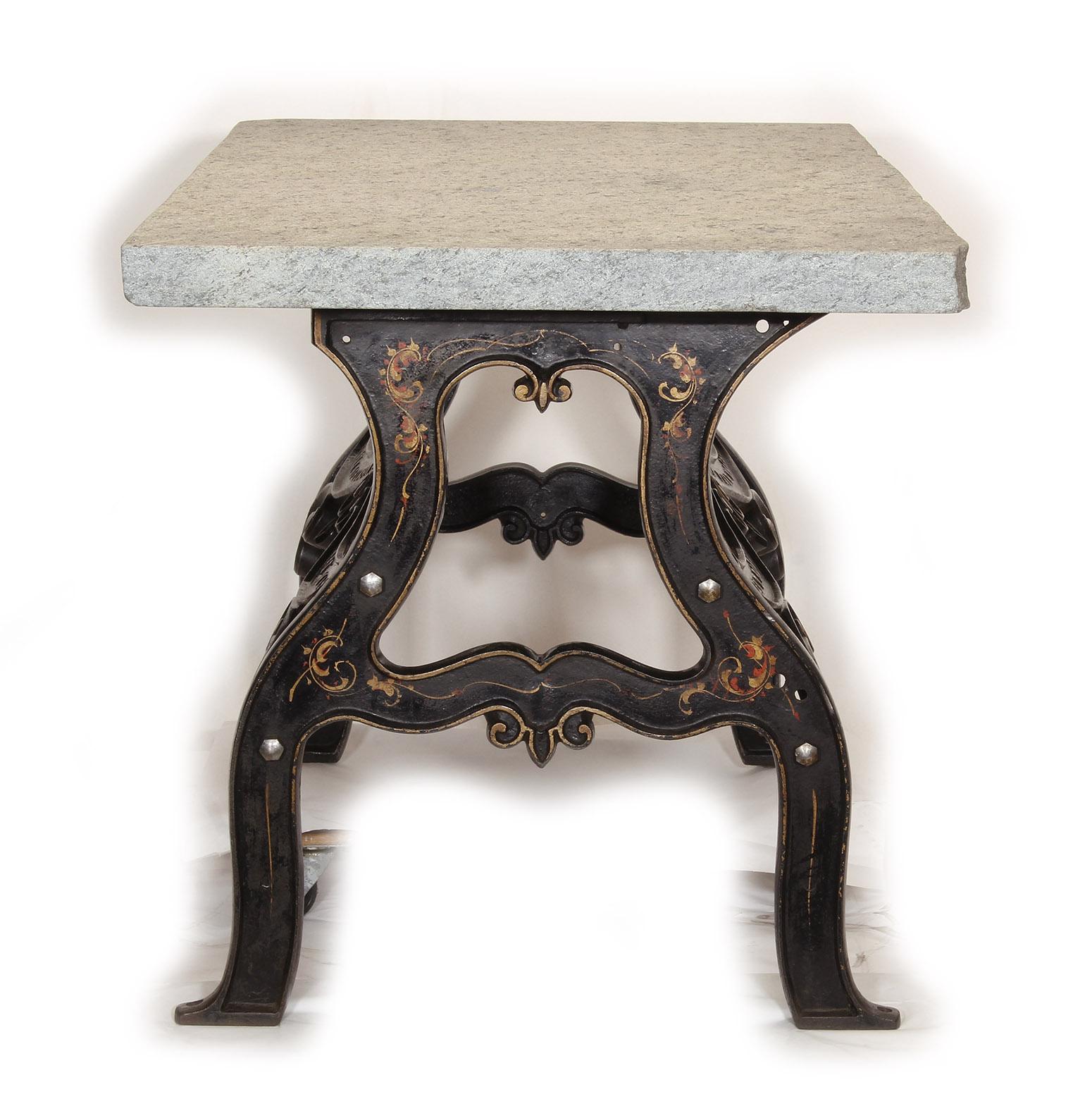 Industrieller Vintage-Tisch aus Granit und Gusseisen im Zustand „Starke Gebrauchsspuren“ im Angebot in Oakville, CT