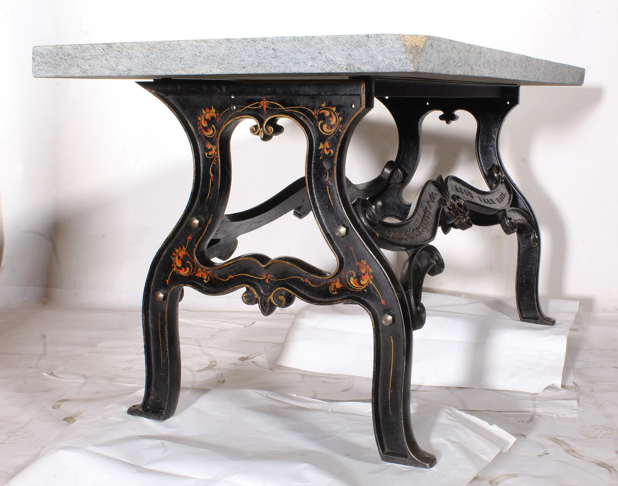 Industrieller Vintage-Tisch aus Granit und Gusseisen im Angebot 2