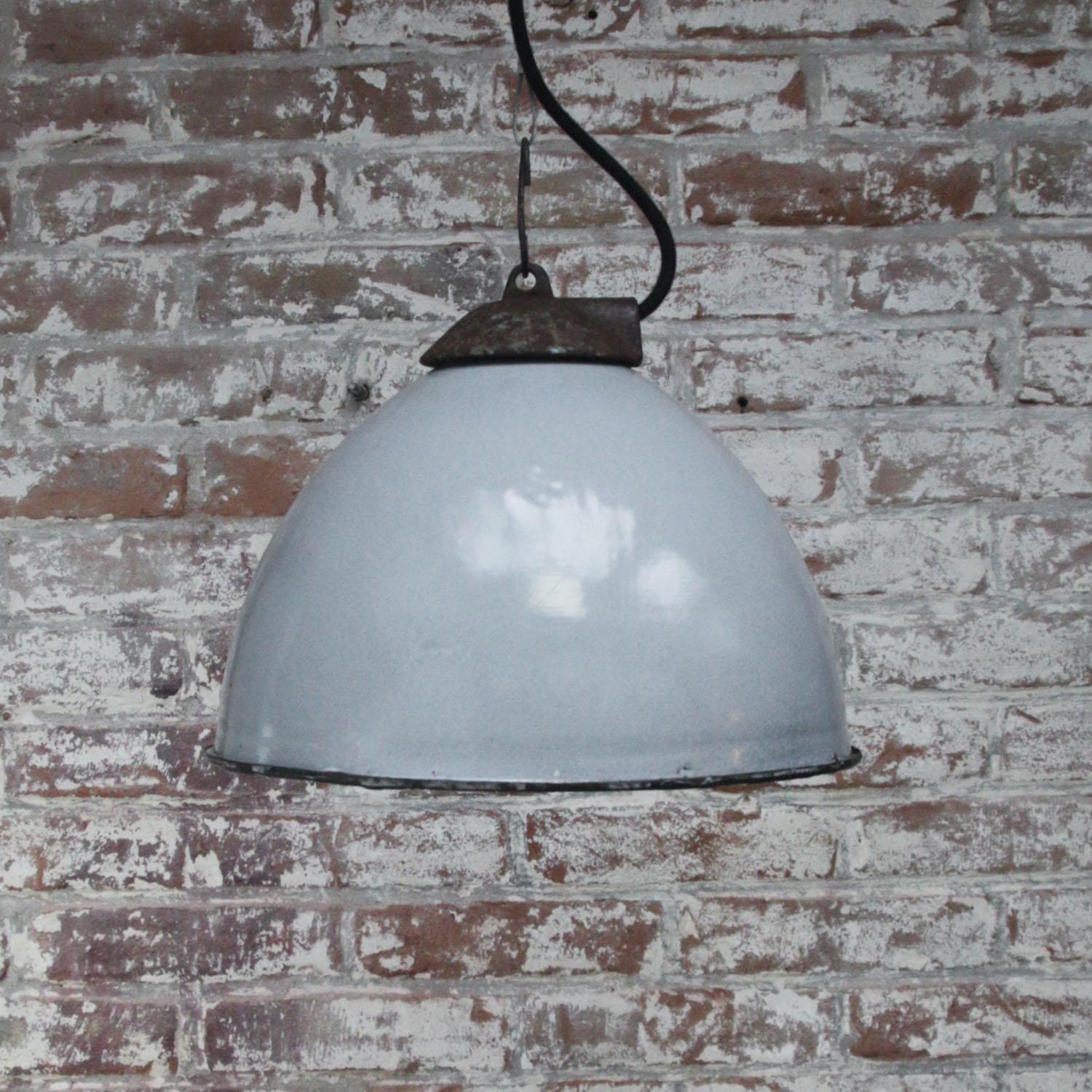 Vintage Industrial Gray Enamel Cast Iron Factory Pendant Light In Good Condition In Amsterdam, NL