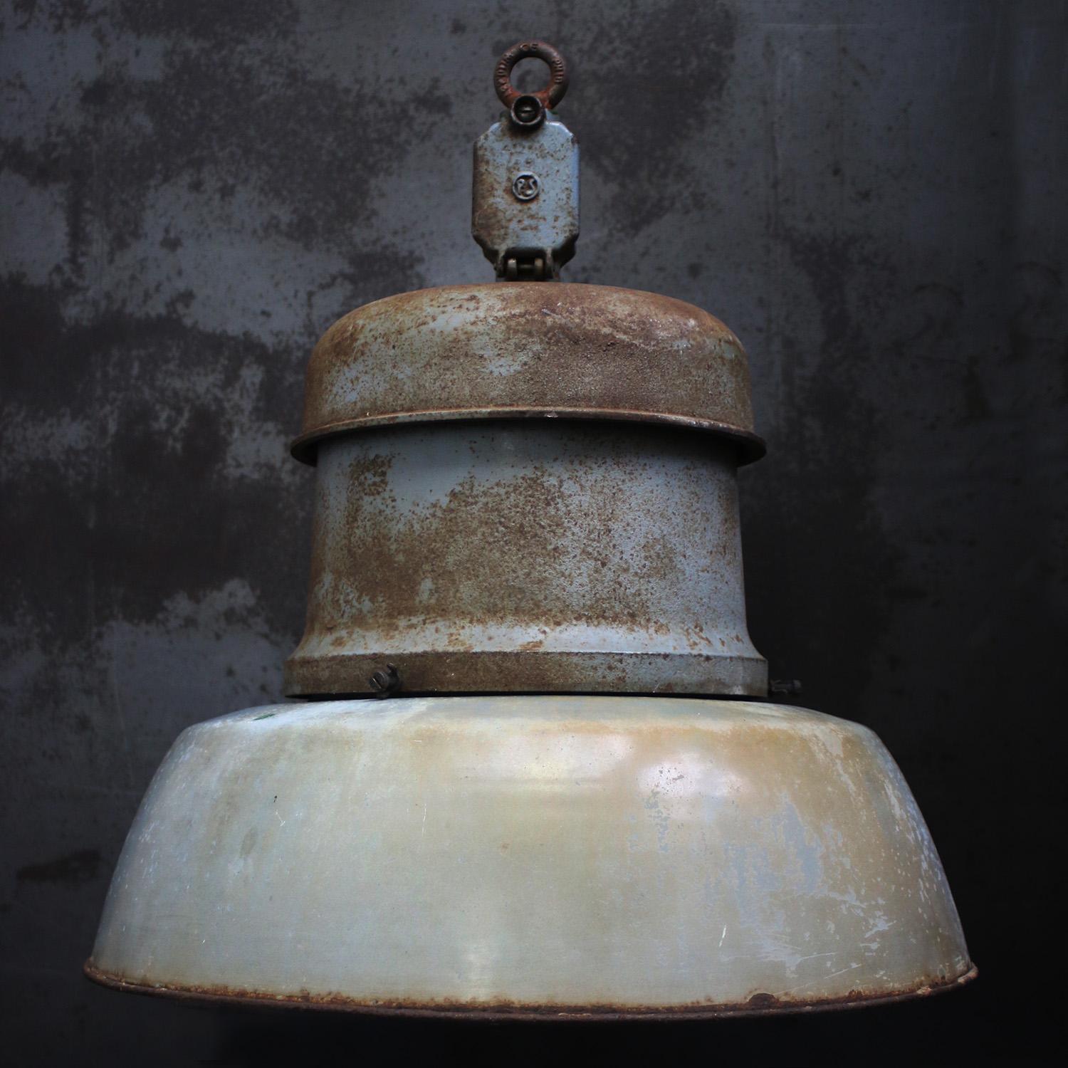 Old German train station light by Pötter & Schütze GmbH
Light grey enamel met big cast iron top
White interior

Weight: 12.3 kg / 27.1 lb

Priced per individual item. All lamps have been made suitable by international standards for incandescent