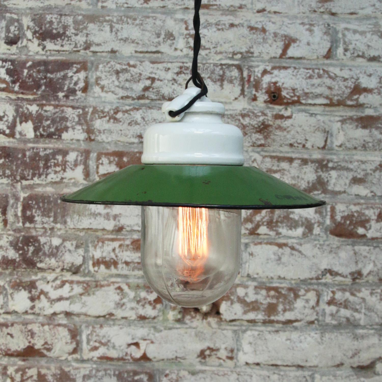 Polonais Lampe à suspension industrielle vintage en porcelaine émaillée verte et verre transparent en vente