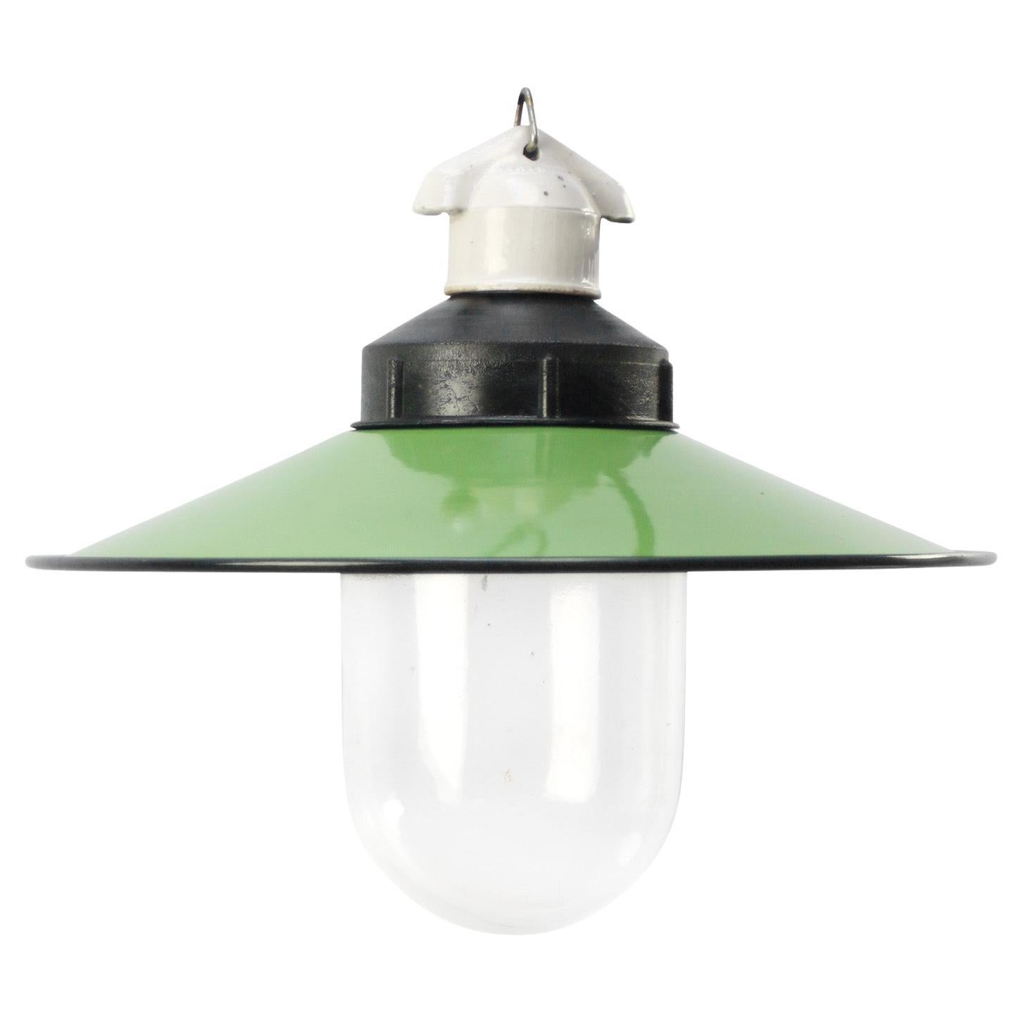 Lampe à suspension industrielle vintage en porcelaine émaillée verte et verre transparent en vente