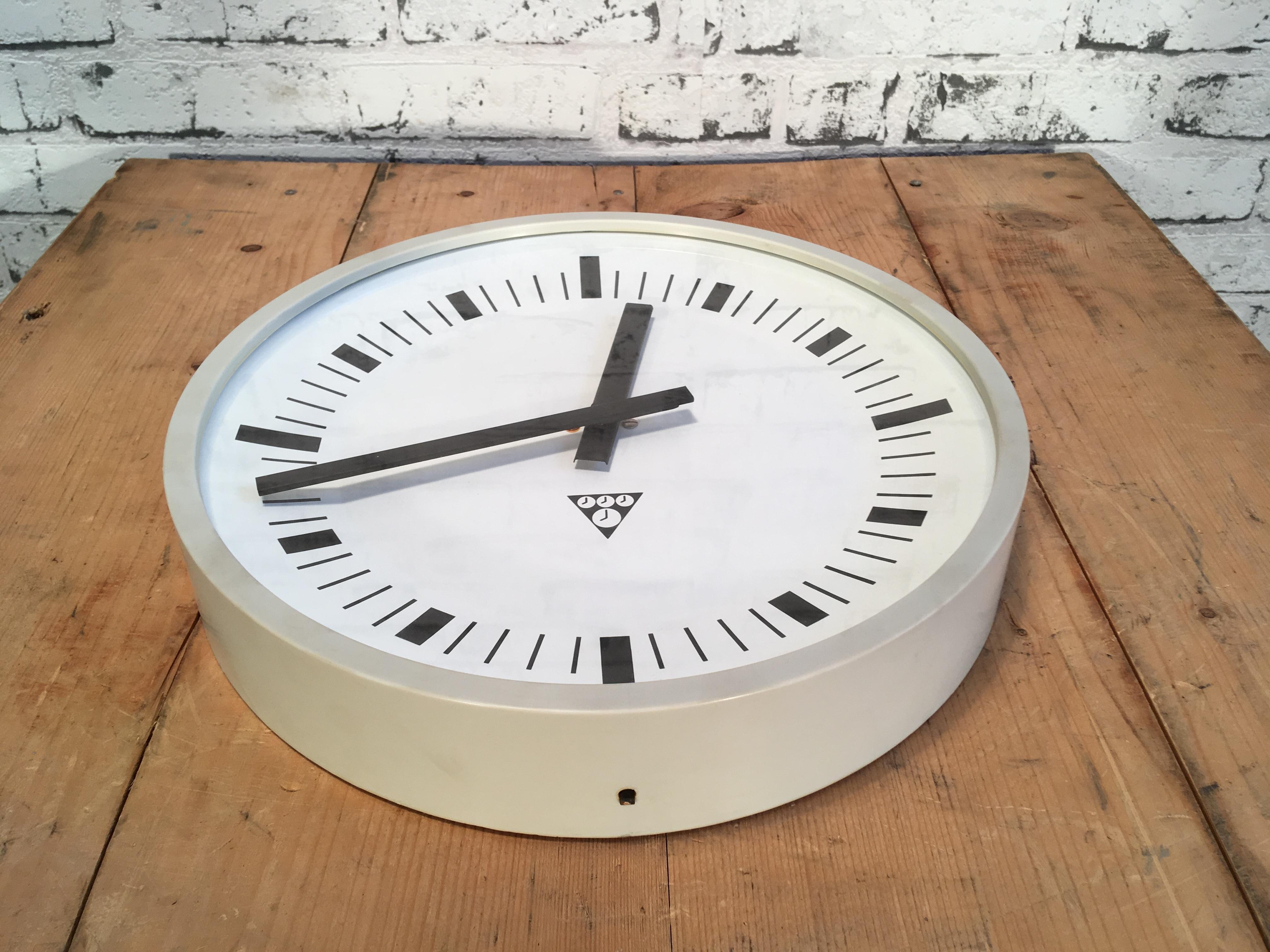 Vintage Industrial Grey Bakelite Wall Clock from Pragotron, 1970s In Good Condition In Kojetice, CZ