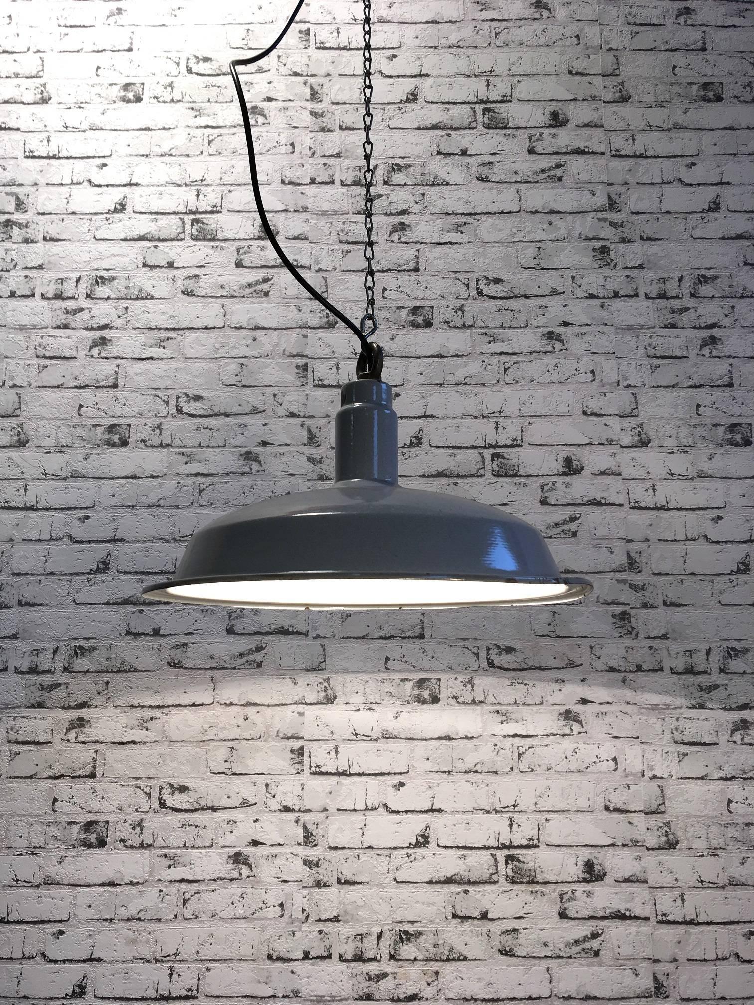 Industrial hanging light. Grey enamel. White interior. Iron top.1930s. New socket E 27 and wire
weight 2 kg.