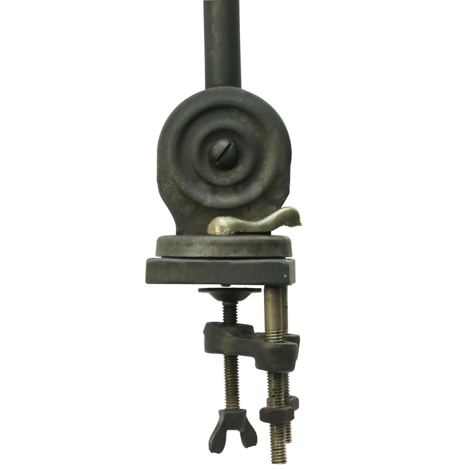 Industrielle 2-armige Machinist-Schreibtischleuchte aus grauem Metall von Hala, Modell 112 (20. Jahrhundert) im Angebot