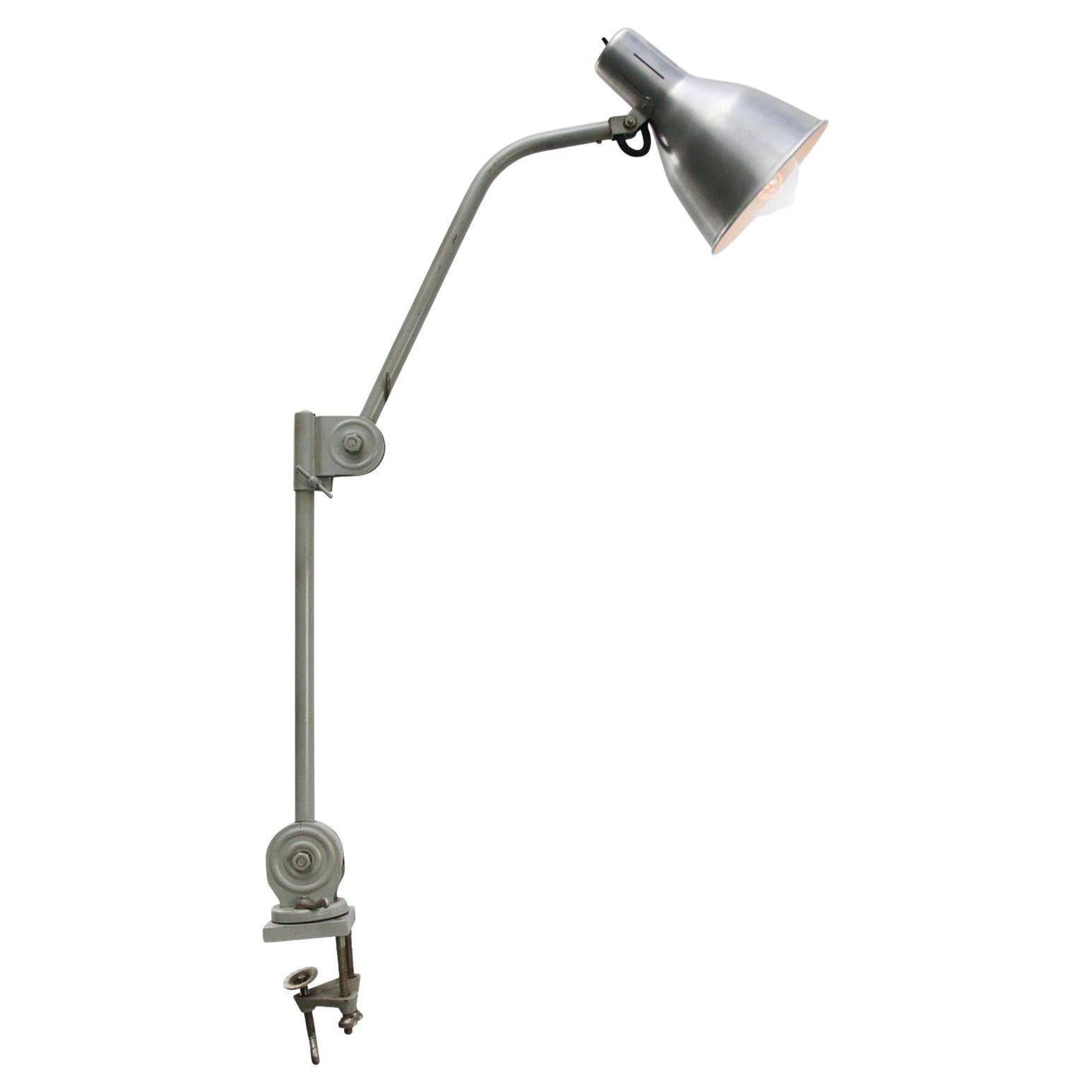 Lampe de bureau industrielle vintage en métal gris à 2 bras Machinist de Hala, Modèle 112
