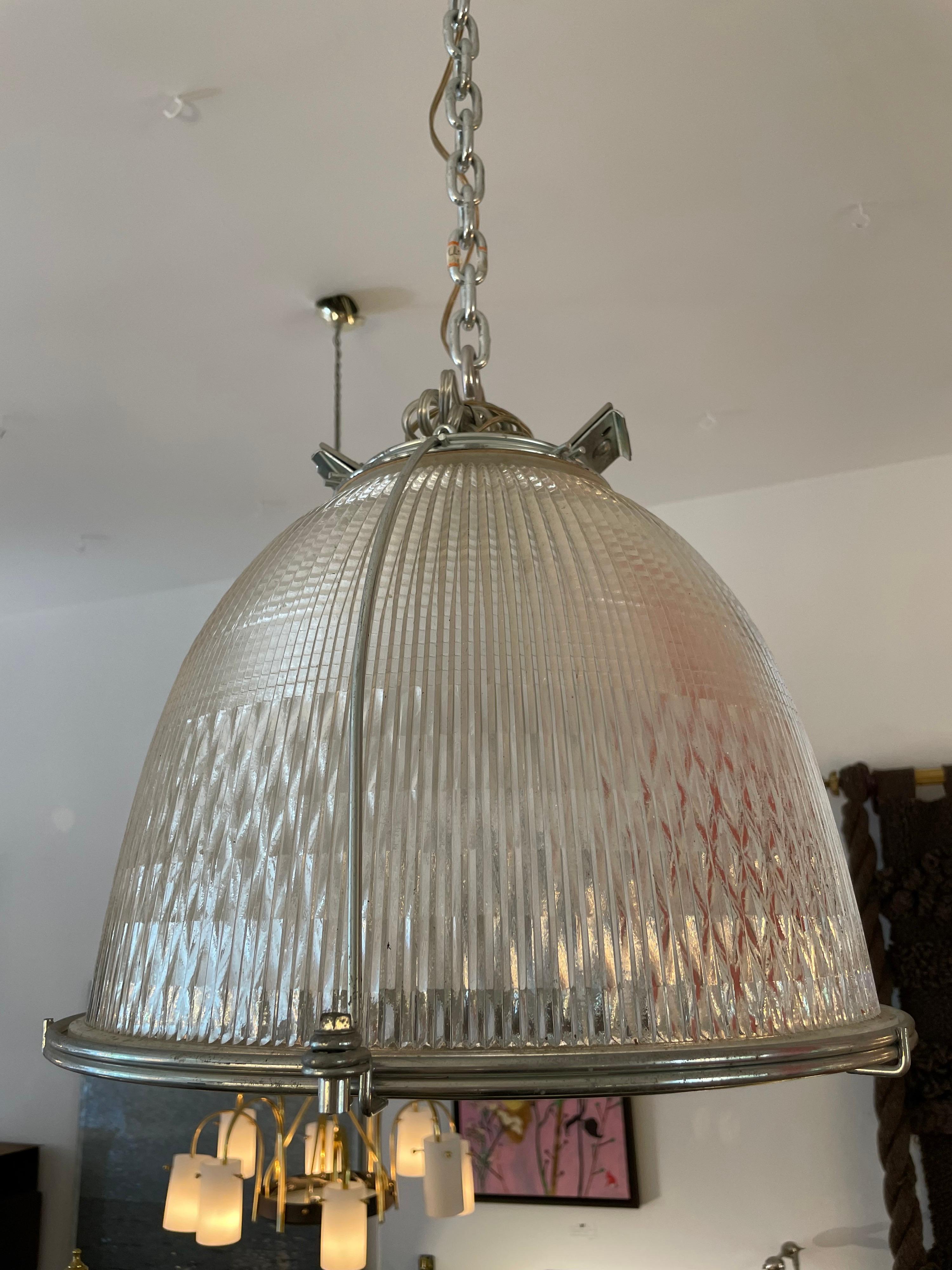 Lampe industrielle vintage en verre moulé halogène en vente 2