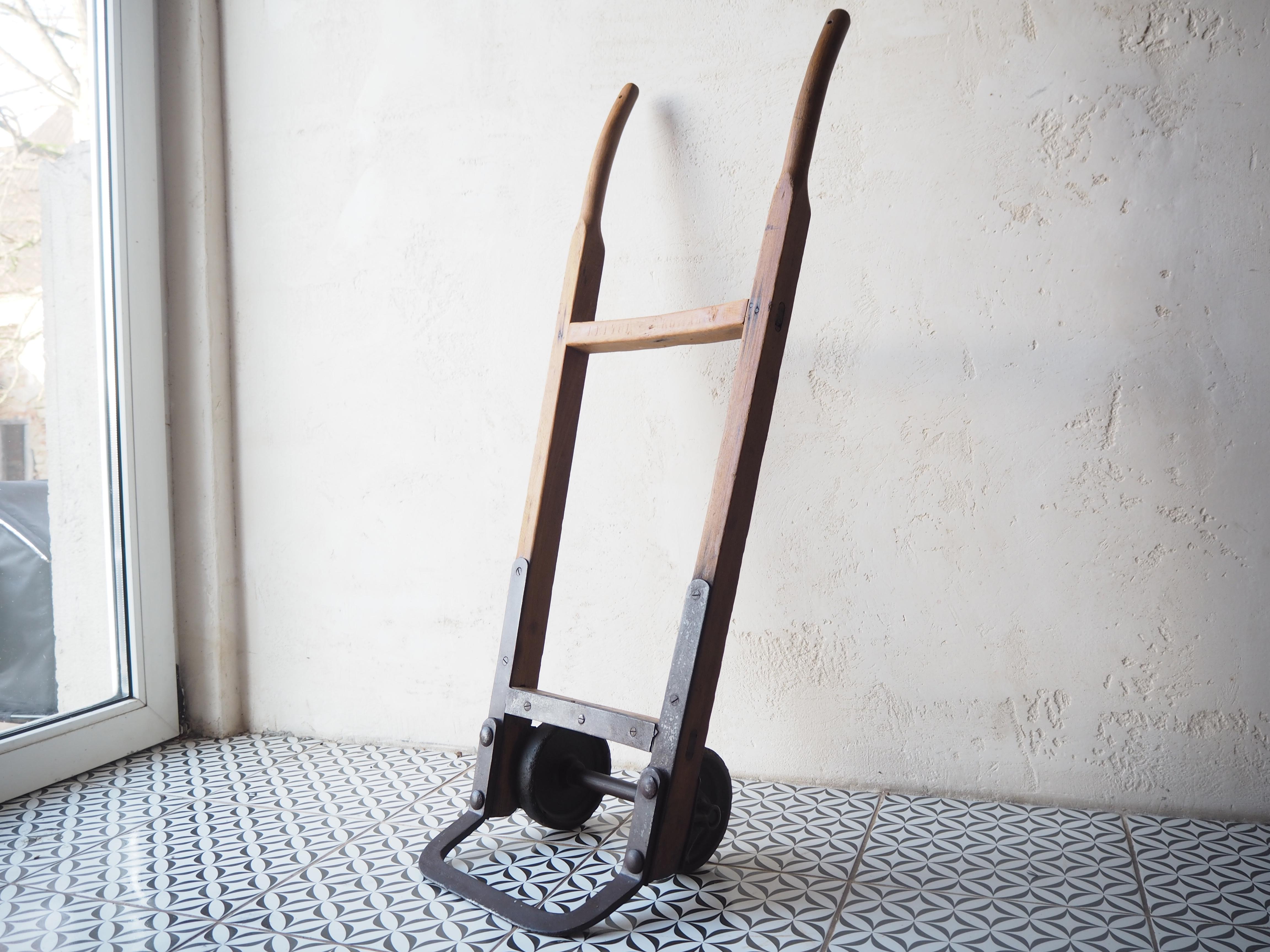 Chariot à main industriel, années 1950
Fabriqué en métal et en bois.
Nettoyé du mieux possible, présente des signes d'utilisation (rouille, peinture, etc...)
Entièrement fonctionnel.