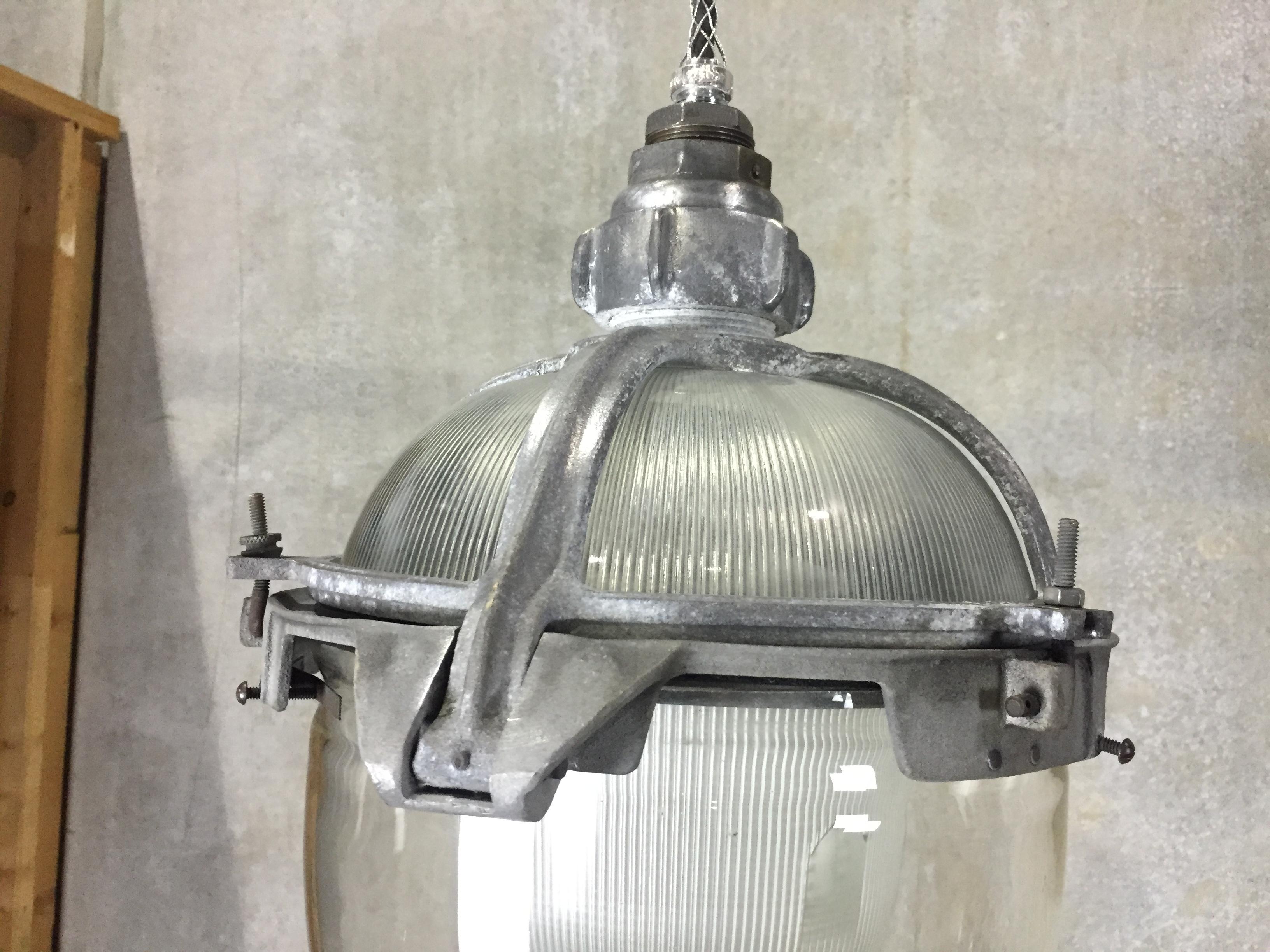 Industriel Rare lampe de sous-station industrielle vintage en verre holophane à trois branches, 1940  en vente