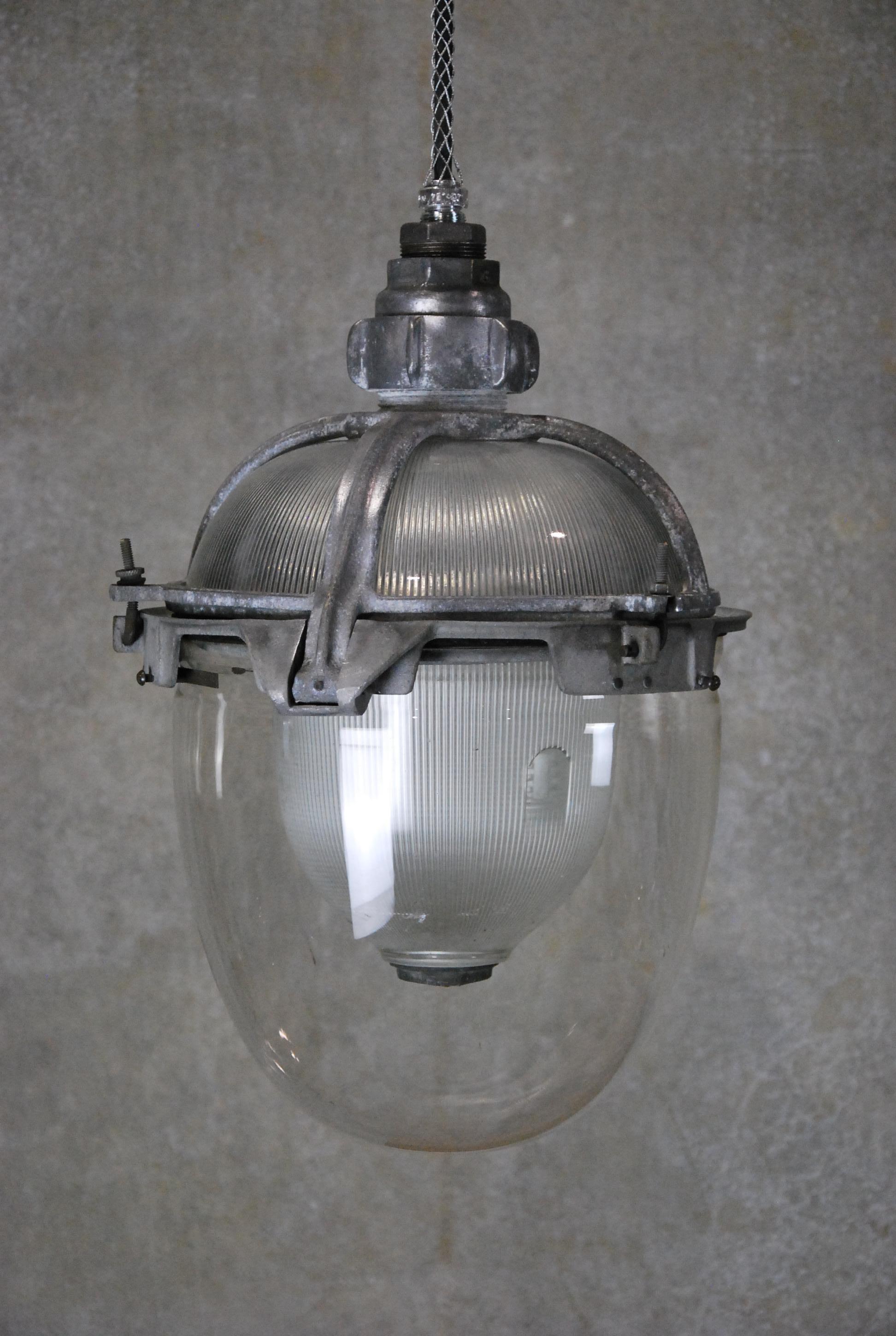 Américain Rare lampe de sous-station industrielle vintage en verre holophane à trois branches, 1940  en vente