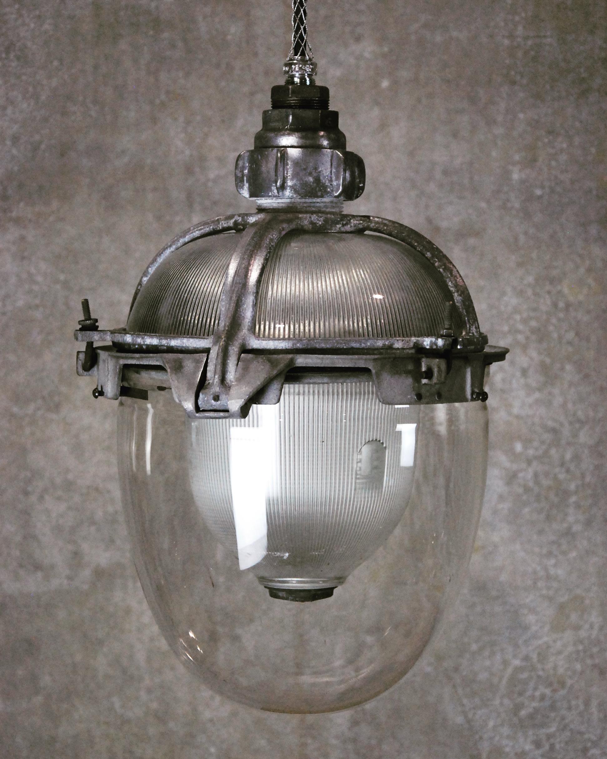 Moulage Rare lampe de sous-station industrielle vintage en verre holophane à trois branches, 1940  en vente